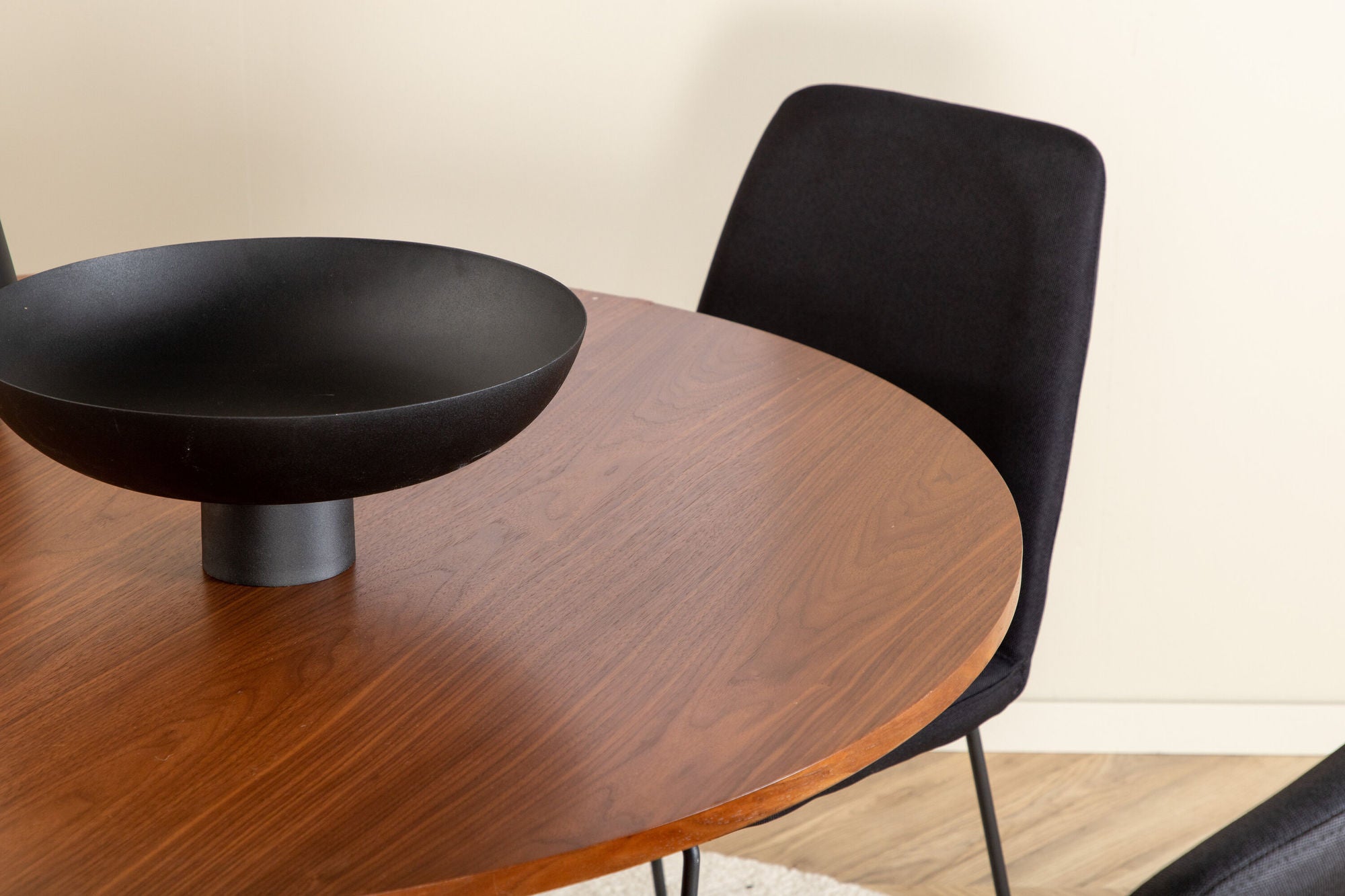 Venture Home Bianca rund spisebord - Walnut / Black Veneer+Muce Spisebordsstol - Black Legs - Black Fabric_4
