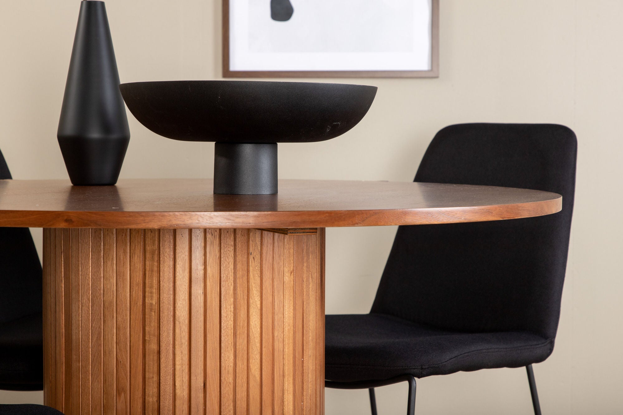 Venture Home Bianca rund spisebord - Walnut / Black Veneer+Muce Spisebordsstol - Black Legs - Black Fabric_4