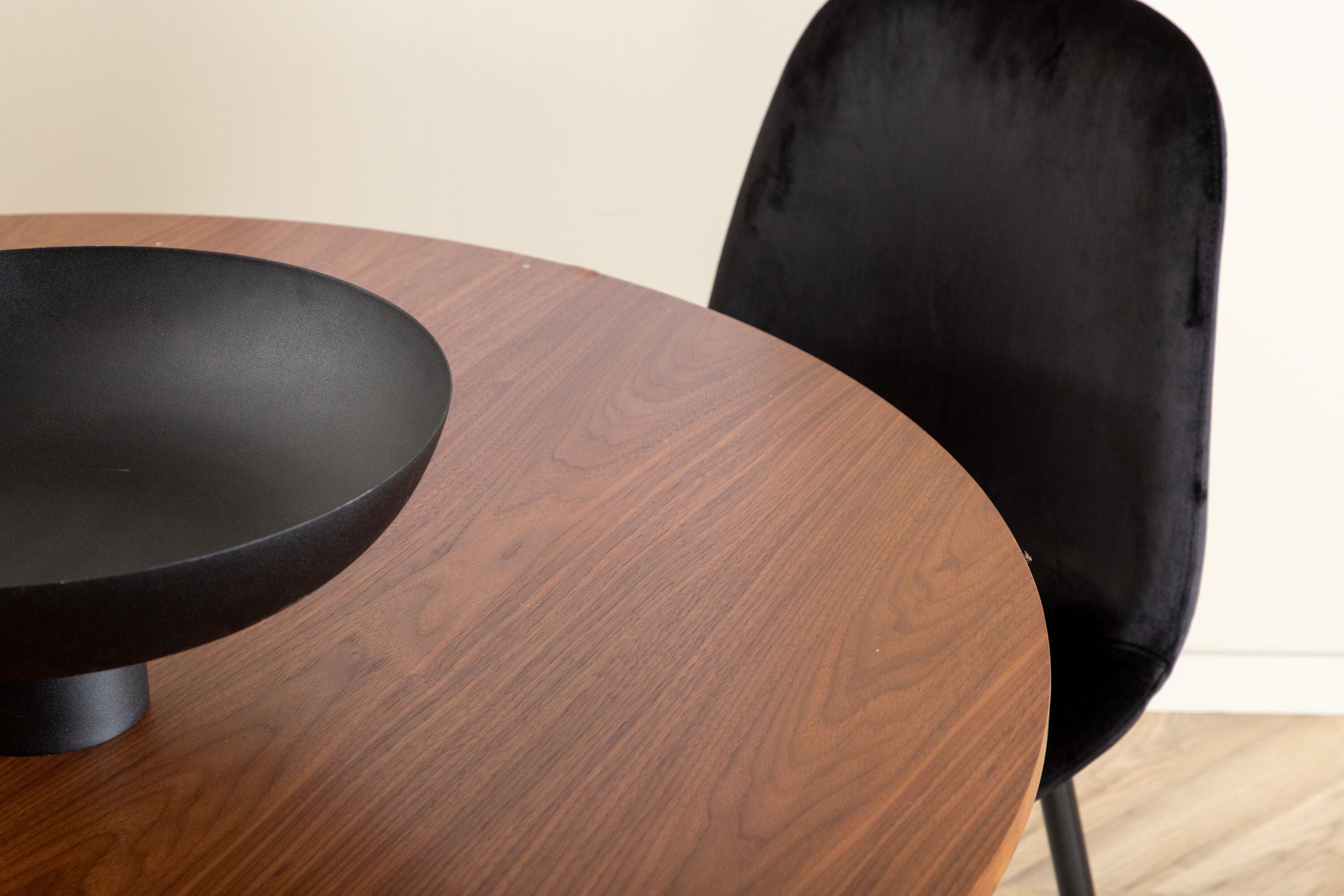Venture Home Bianca rund spisebord - Walnut / Black Veneer+Polar Spisebordsstol - Black legs / Black Velvet (ersätter 19902-888)_4