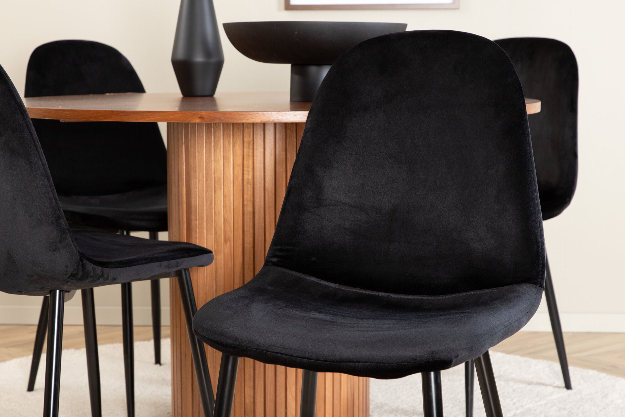 Venture Home Bianca rund spisebord - Walnut / Black Veneer+Polar Spisebordsstol - Black legs / Black Velvet (ersätter 19902-888)_4