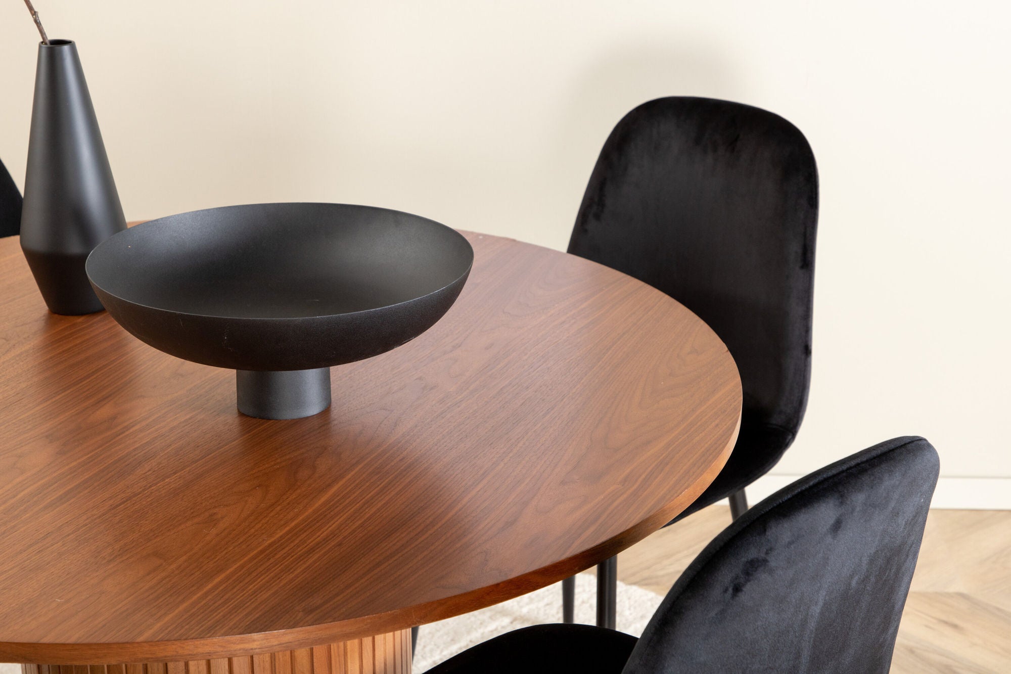 Venture Home Bianca rund spisebord - Walnut / Black Veneer+Polar Spisebordsstol - Black legs / Black Velvet (ersätter 19902-888)_4