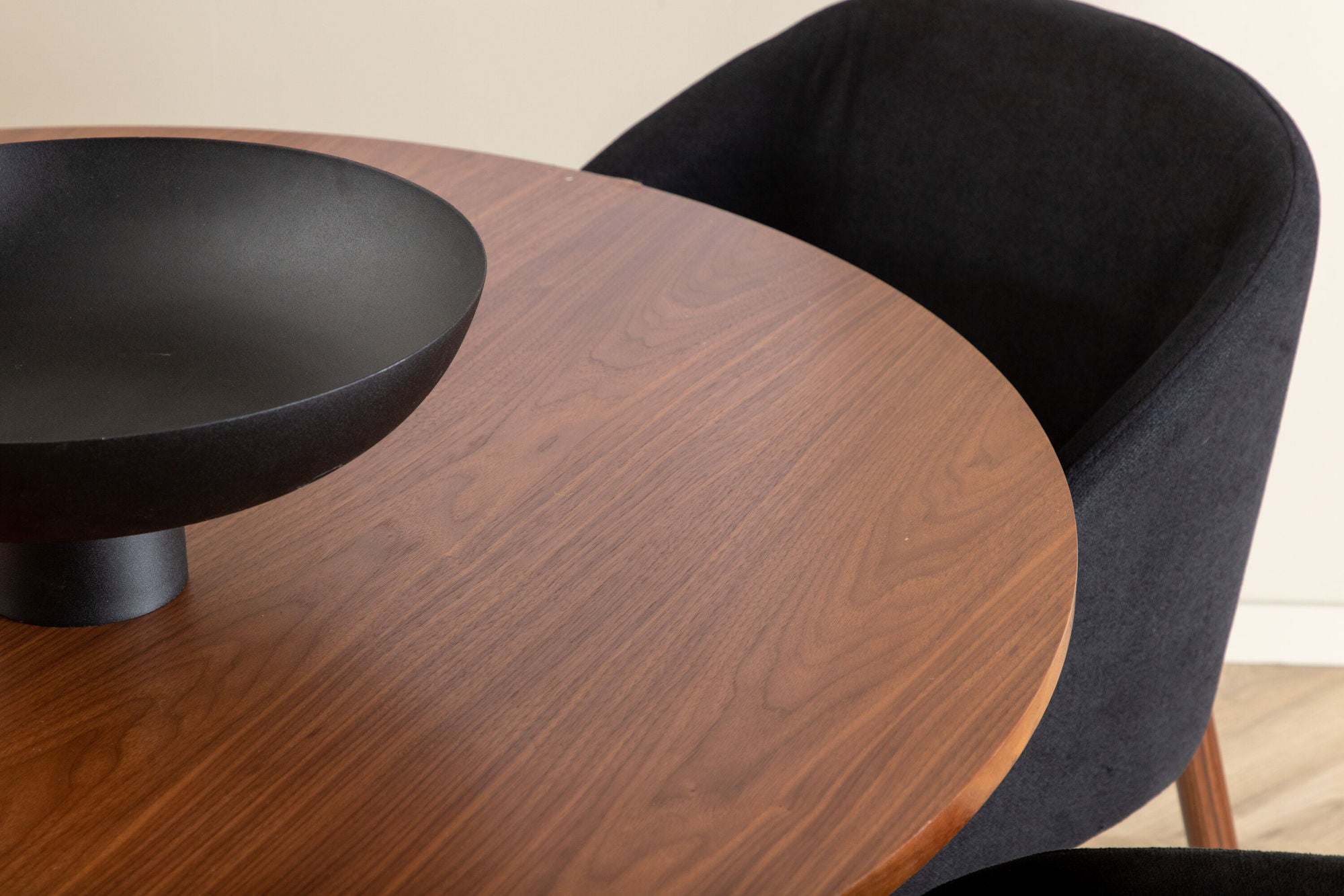 Venture Home Bianca rund spisebord - Walnut / Black Veneer+Arch Spisebordsstol - Walnut Legs - Black Fabric_4