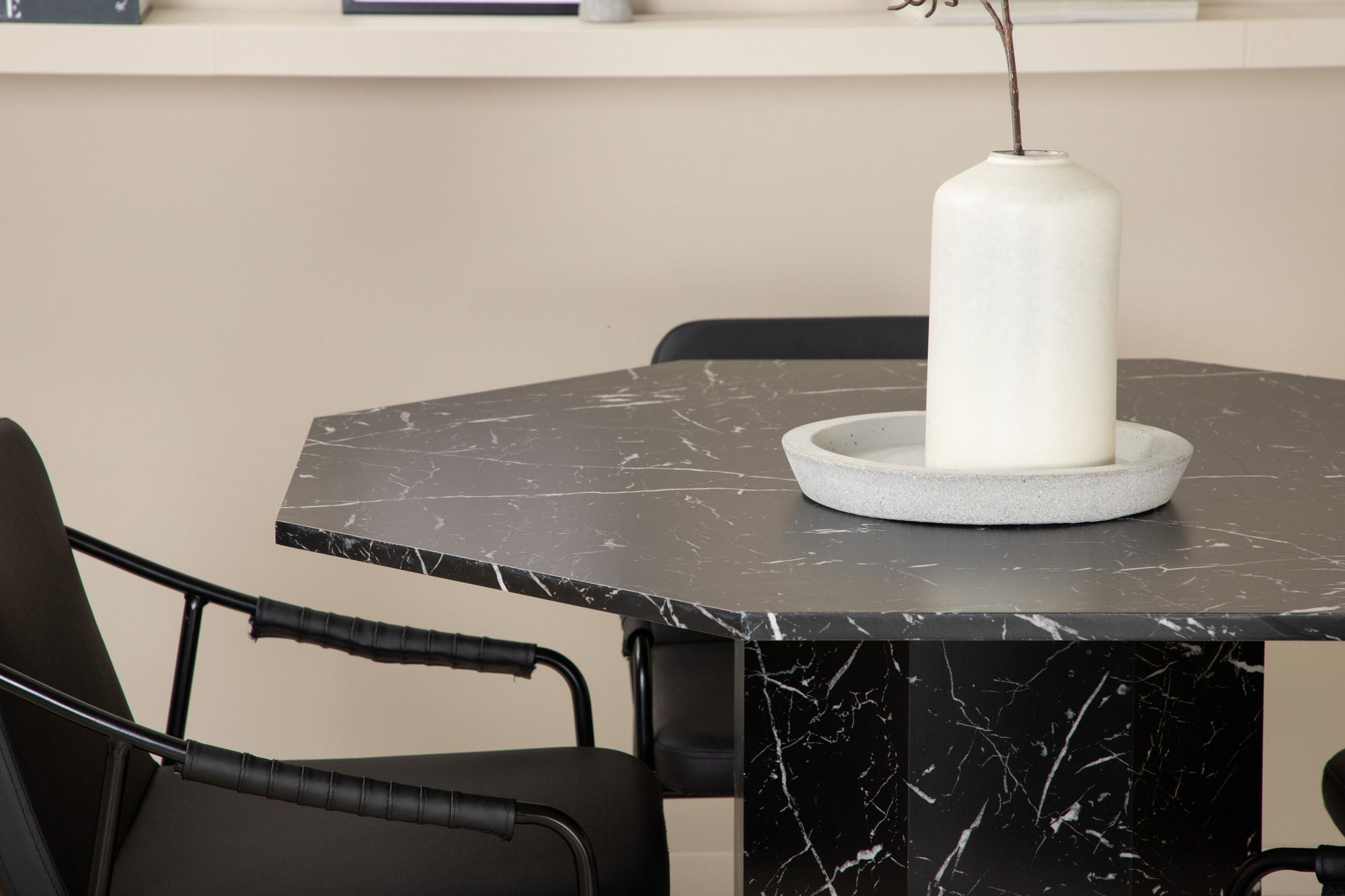 Venture Home Marbs rund spisebord - Black / Black Glass Marble+Tvist stol - Black / Black PU_4