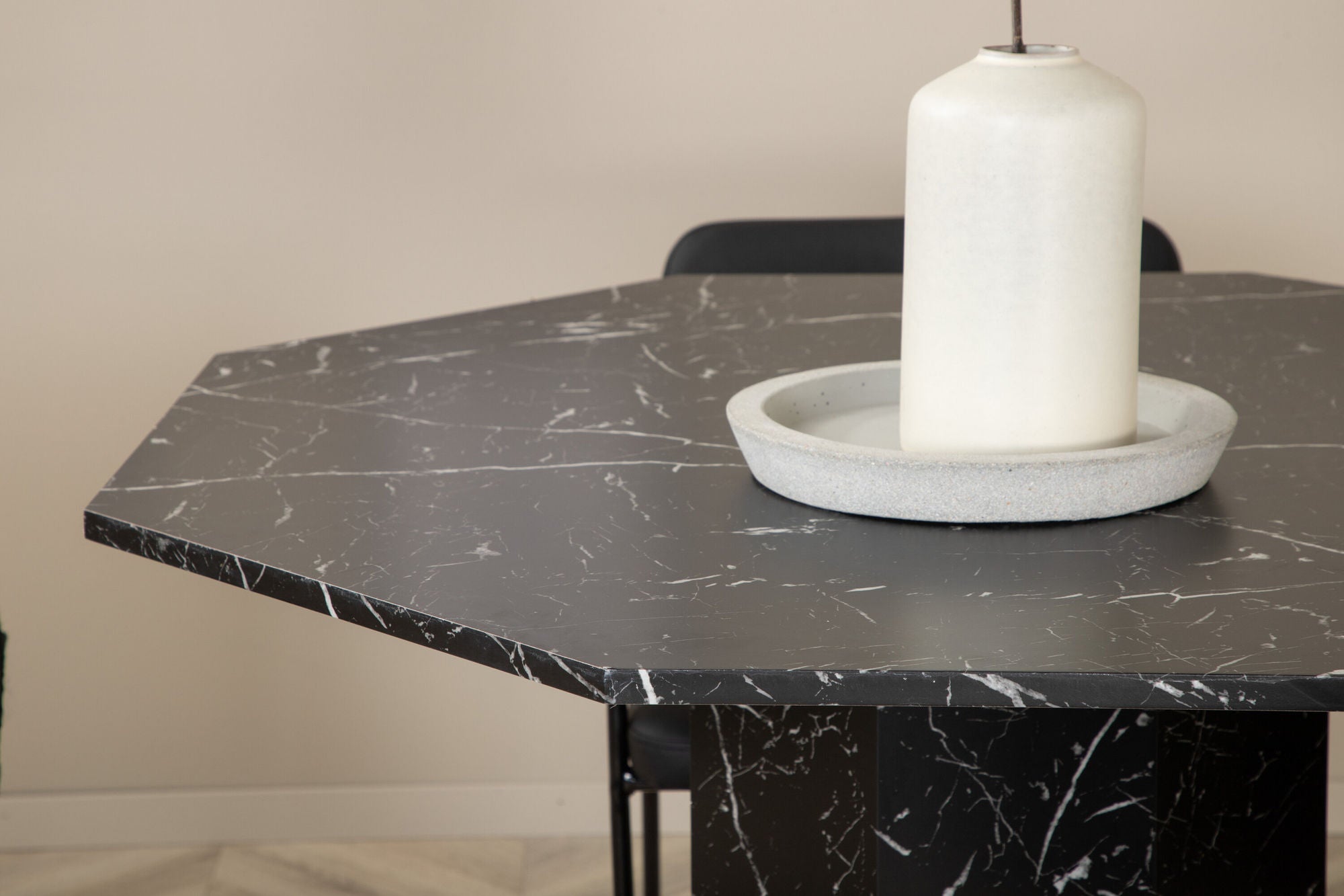 Venture Home Marbs rund spisebord - Black / Black Glass Marble+Tvist stol - Black / Black PU_4