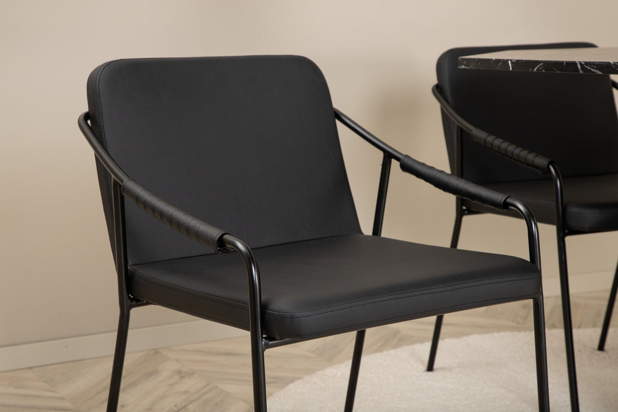 Venture Home Marbs rund spisebord - Black / Black Glass Marble+Tvist stol - Black / Black PU_4