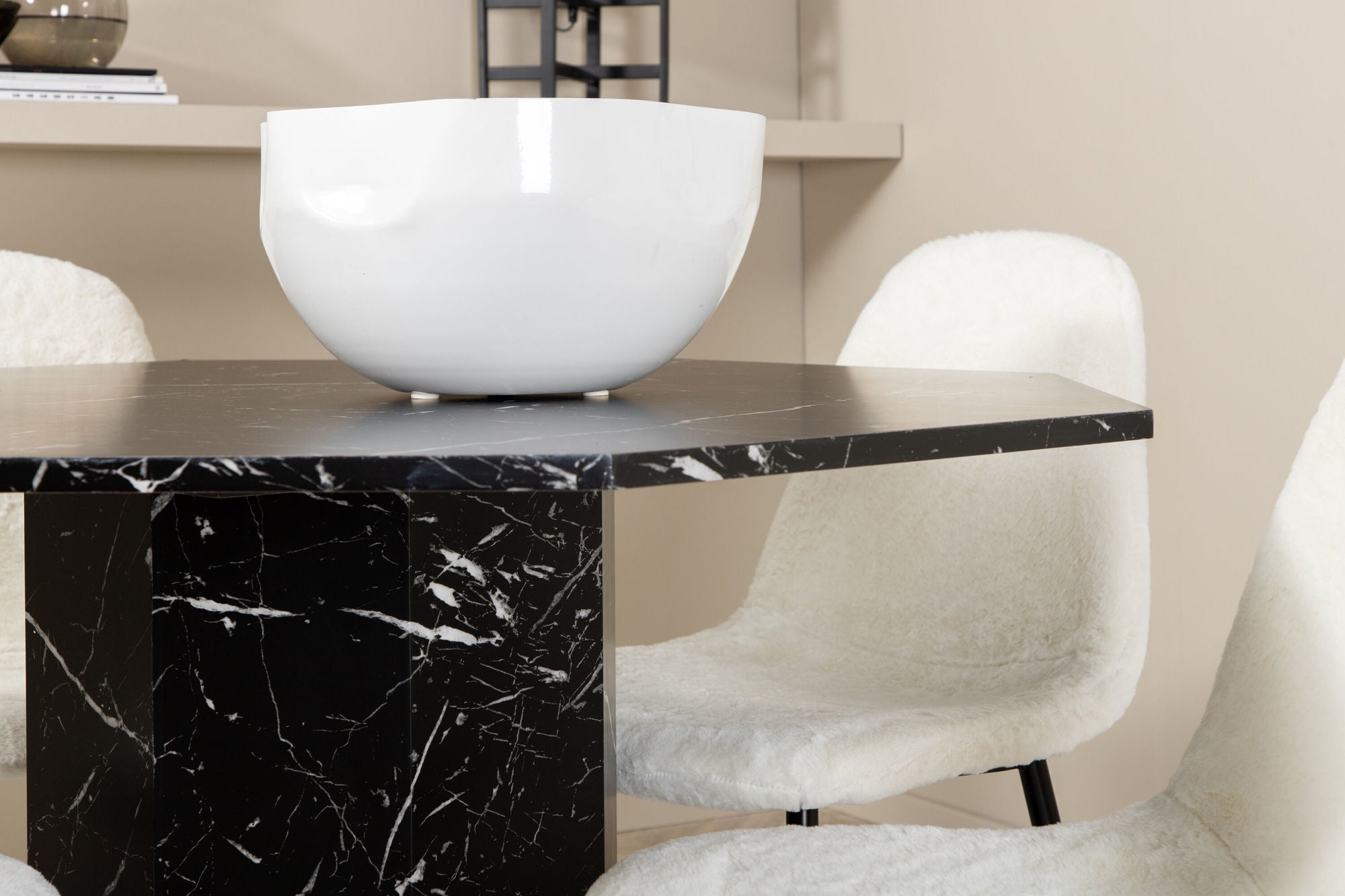 Venture Home Marbs rund spisebord , Black Black Glass Marble+Polar Fluff Spisebordsstol , Black Legs , White Teddy _4