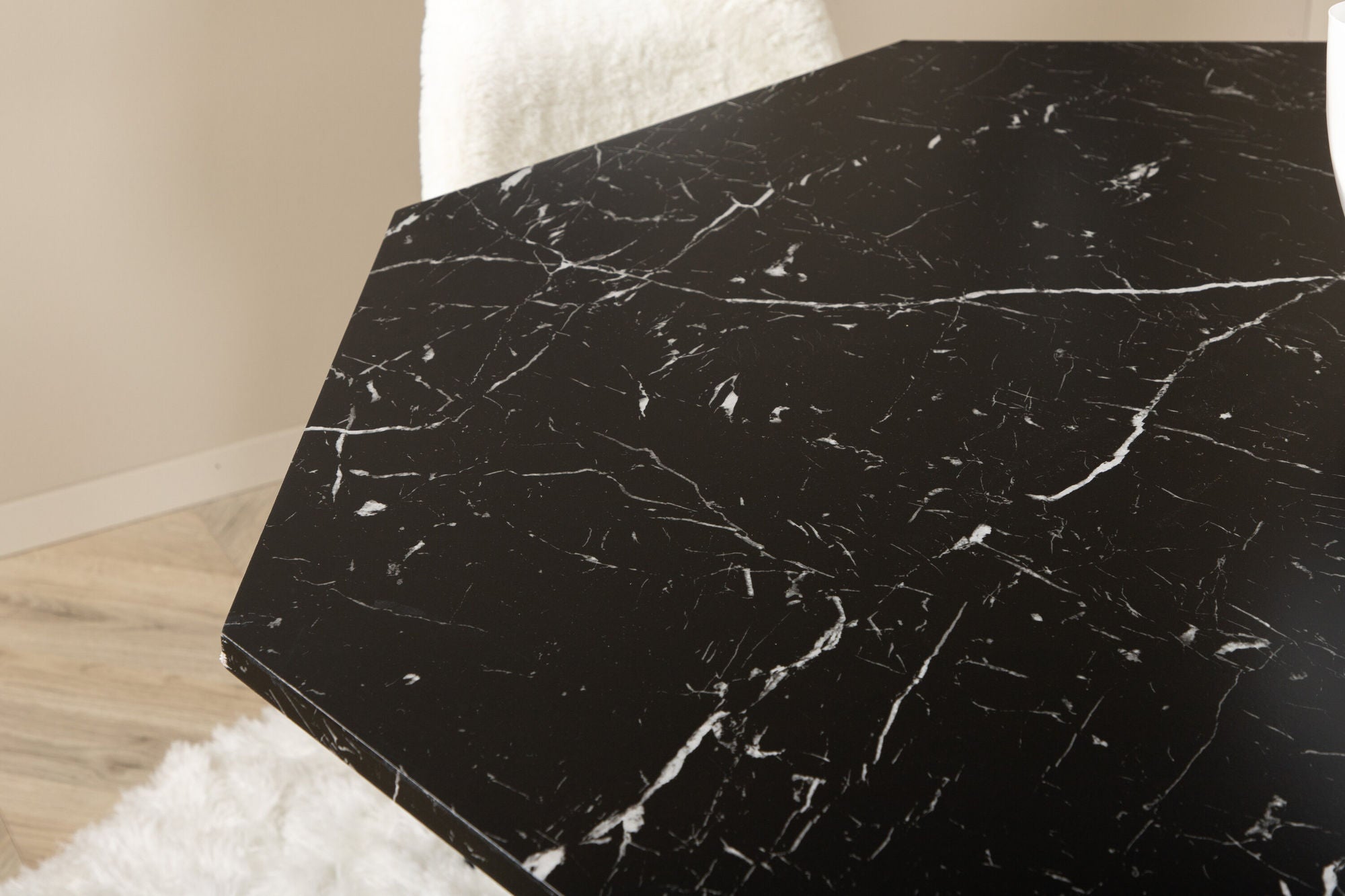 Venture Home Marbs rund spisebord , Black Black Glass Marble+Polar Fluff Spisebordsstol , Black Legs , White Teddy _4
