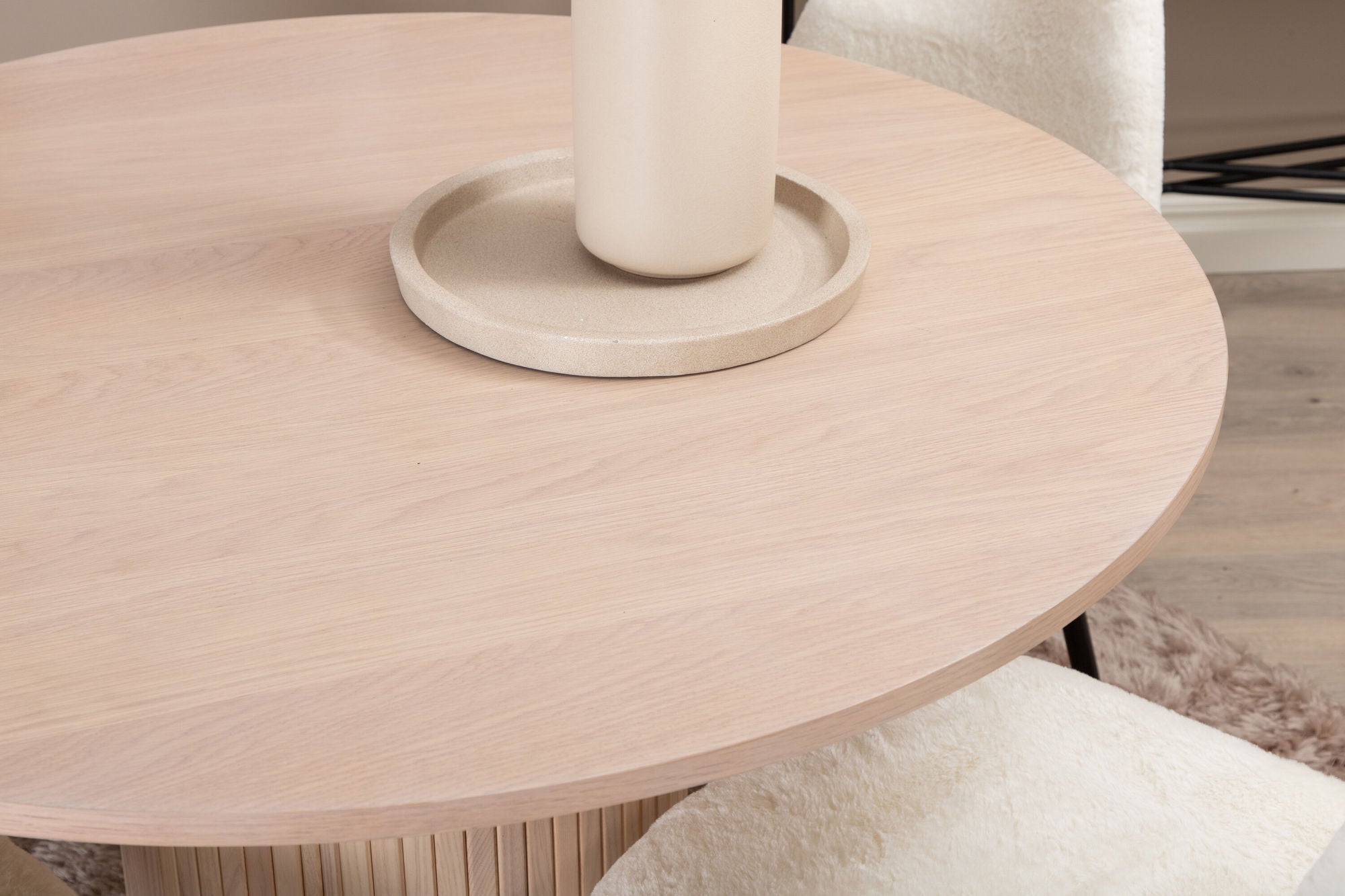 Venture Home Bianca rund spisebord , White Wash Black Veneer+Polar Fluff Spisebordsstol , Black Legs , White Teddy _4