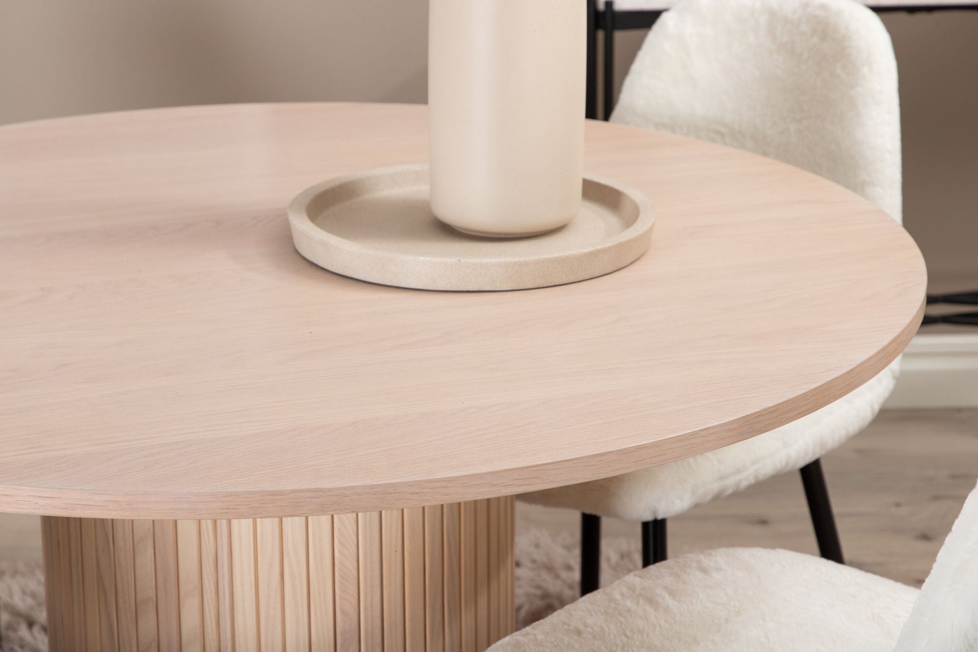 Venture Home Bianca rund spisebord , White Wash Black Veneer+Polar Fluff Spisebordsstol , Black Legs , White Teddy _4