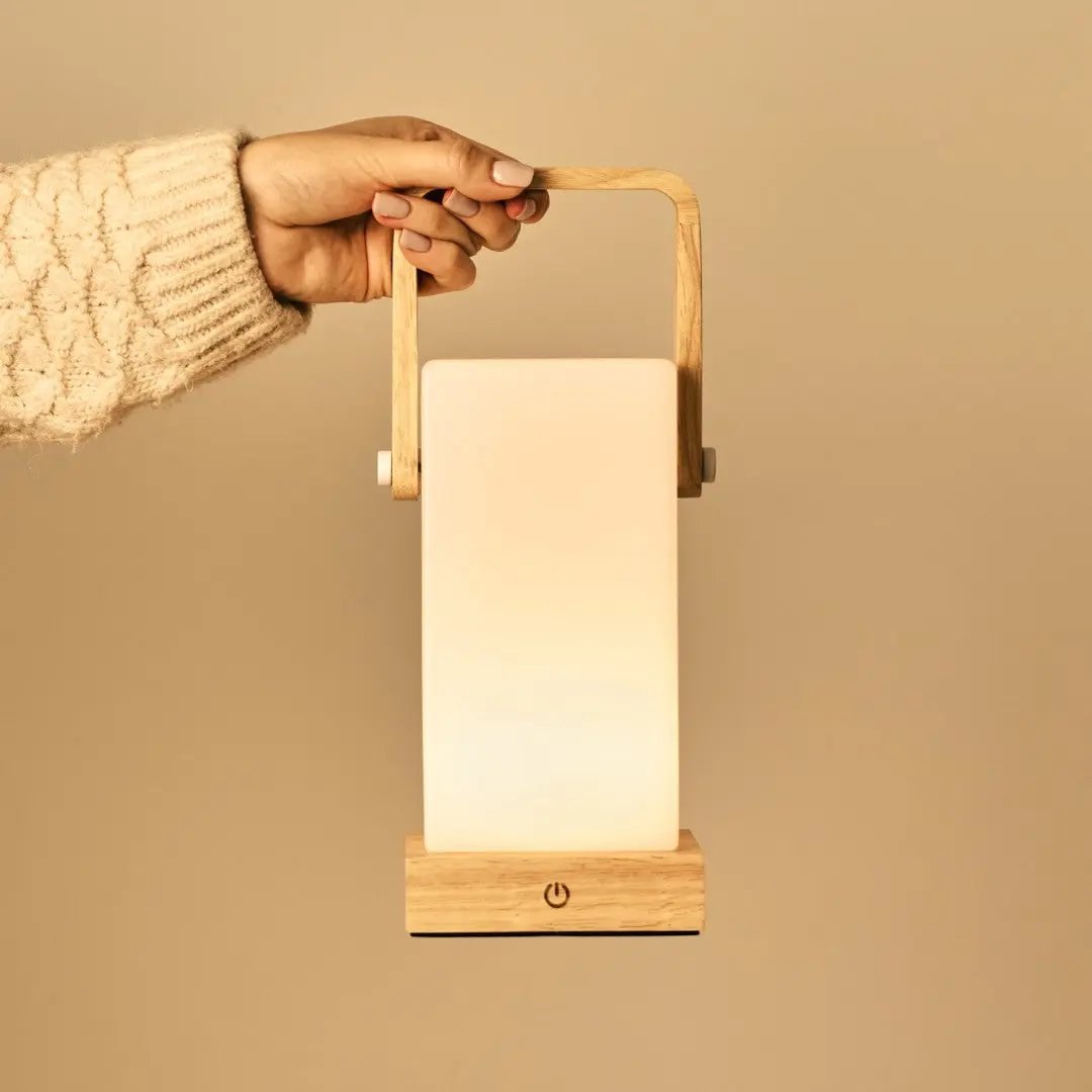 Harper lysebrun genopladelig træ bordlampe