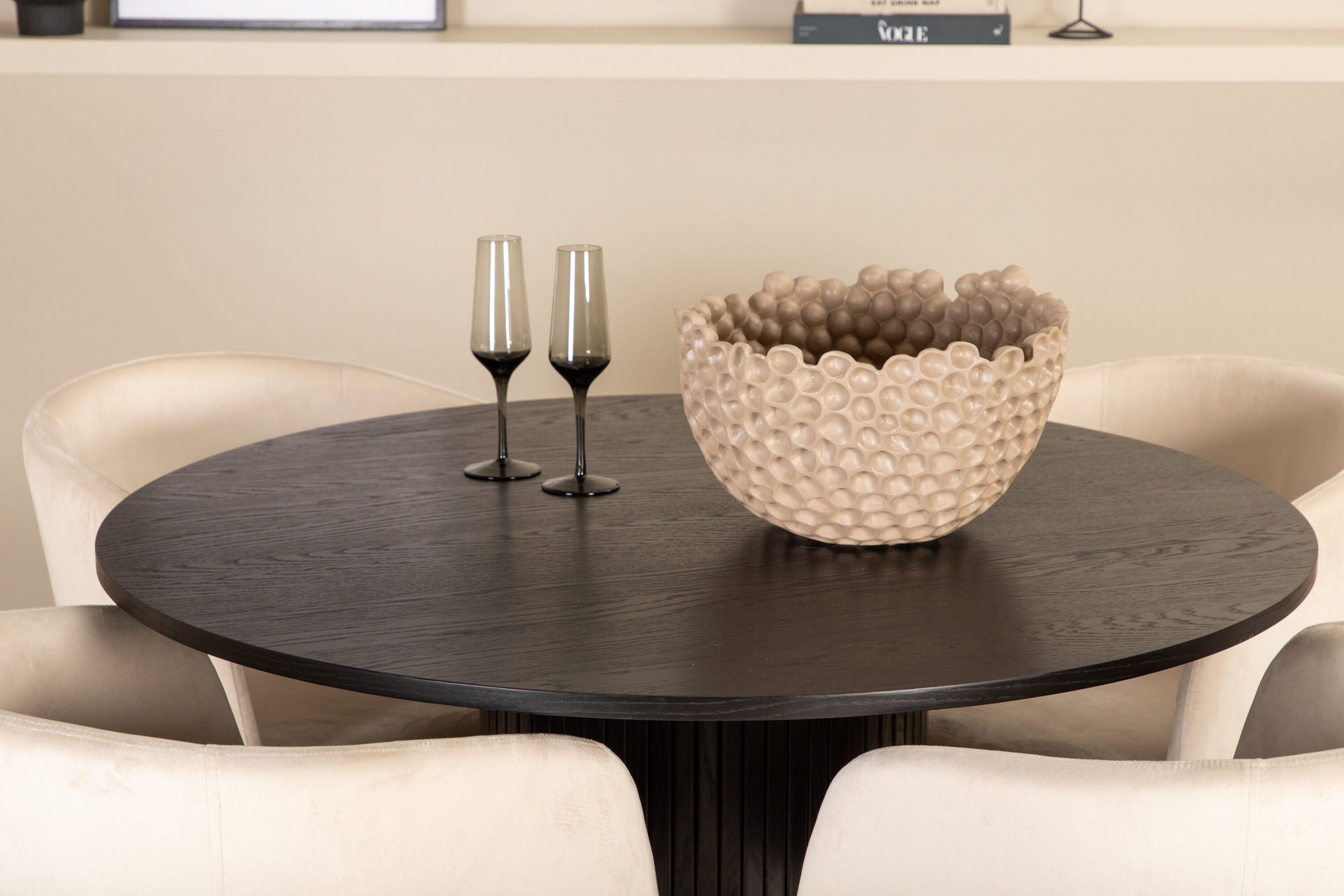 Venture Home Bianca rund spisebord - Black / Black Veneer+Berit stol - Black / Beige Velvet_4