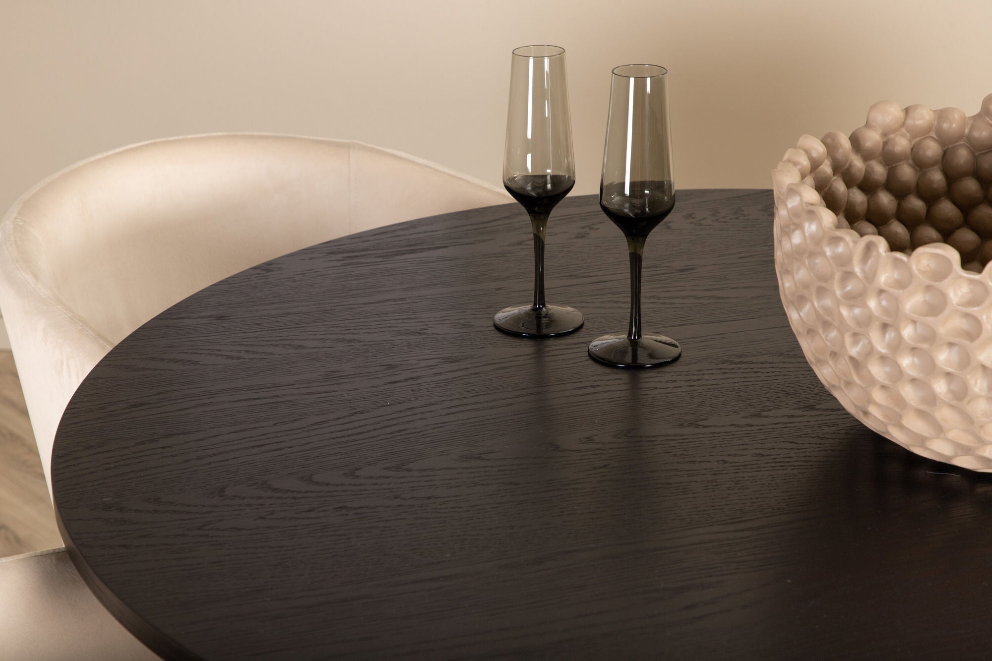Venture Home Bianca rund spisebord - Black / Black Veneer+Berit stol - Black / Beige Velvet_4