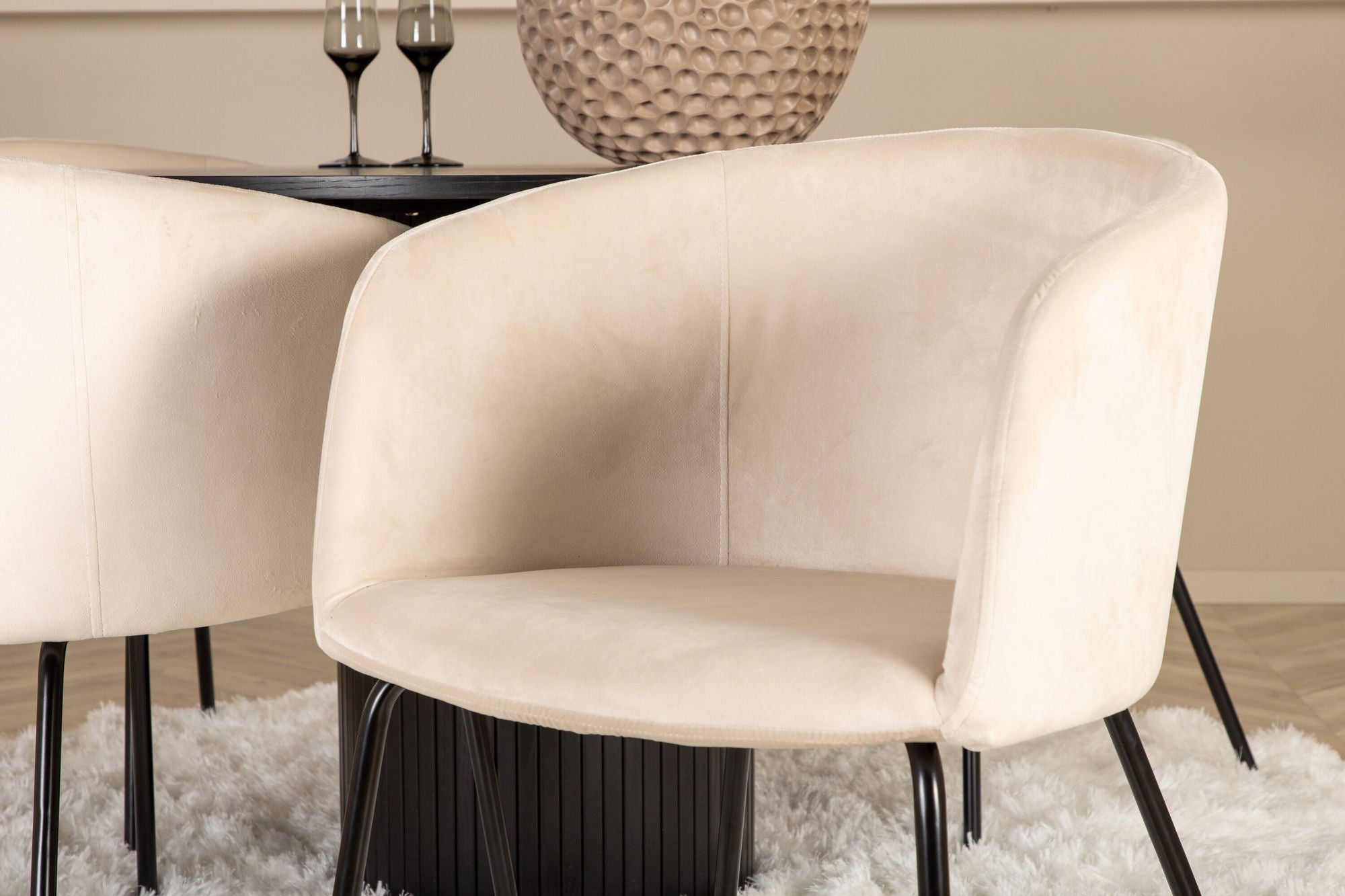 Venture Home Bianca rund spisebord - Black / Black Veneer+Berit stol - Black / Beige Velvet_4