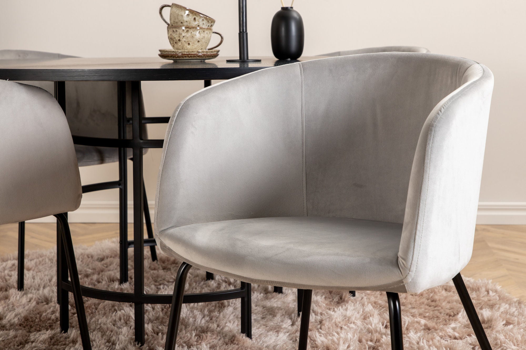 Venture Home Copenhagen - spisebord round - Black / Black+Berit stol - Black / Light Grey Velvet_4