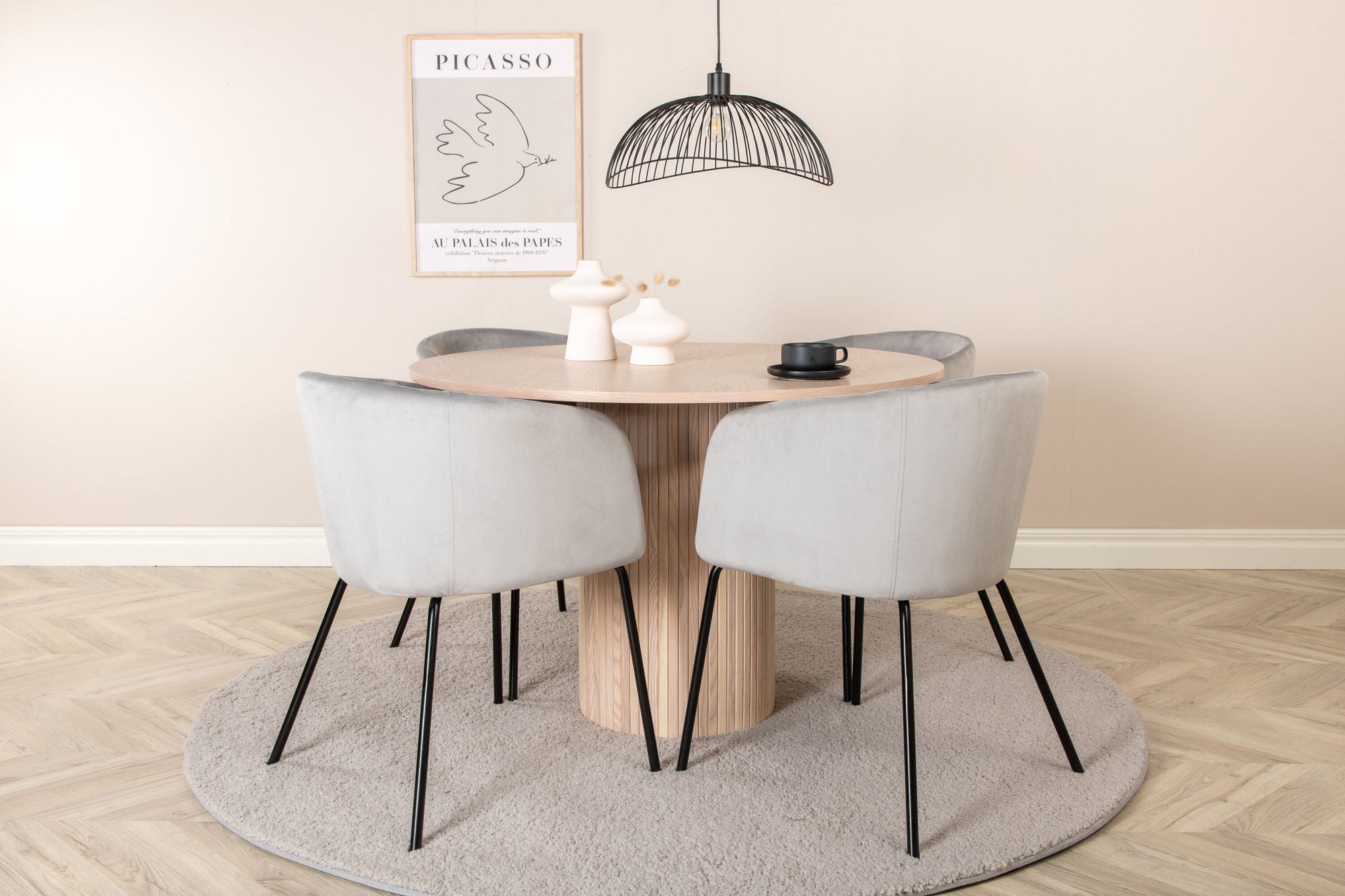 Venture Home Bianca rund spisebord - White Wash / Black Veneer+Berit stol - Black / Light Grey Velvet_4
