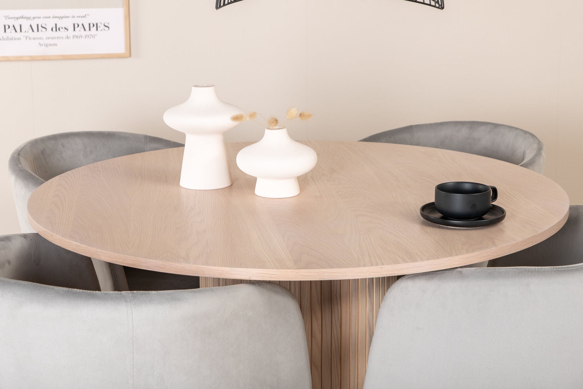 Venture Home Bianca rund spisebord - White Wash / Black Veneer+Berit stol - Black / Light Grey Velvet_4