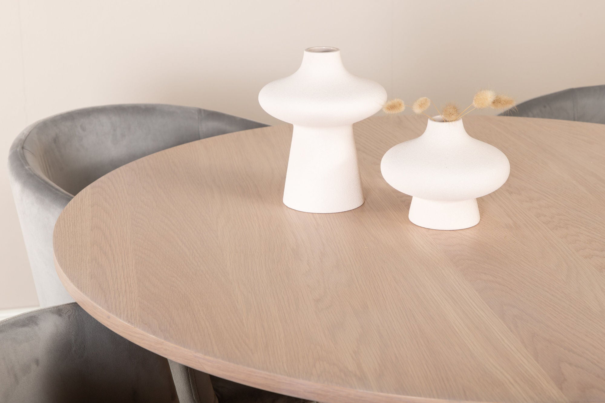 Venture Home Bianca rund spisebord - White Wash / Black Veneer+Berit stol - Black / Light Grey Velvet_4