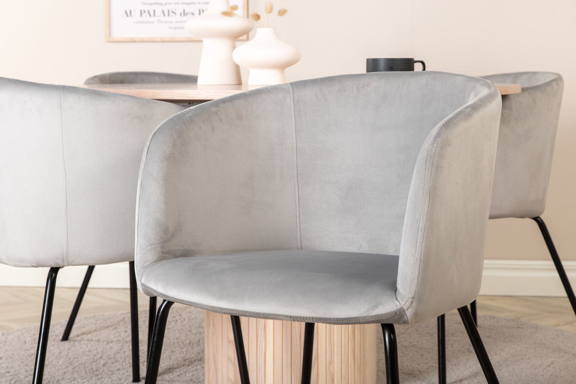 Venture Home Bianca rund spisebord - White Wash / Black Veneer+Berit stol - Black / Light Grey Velvet_4