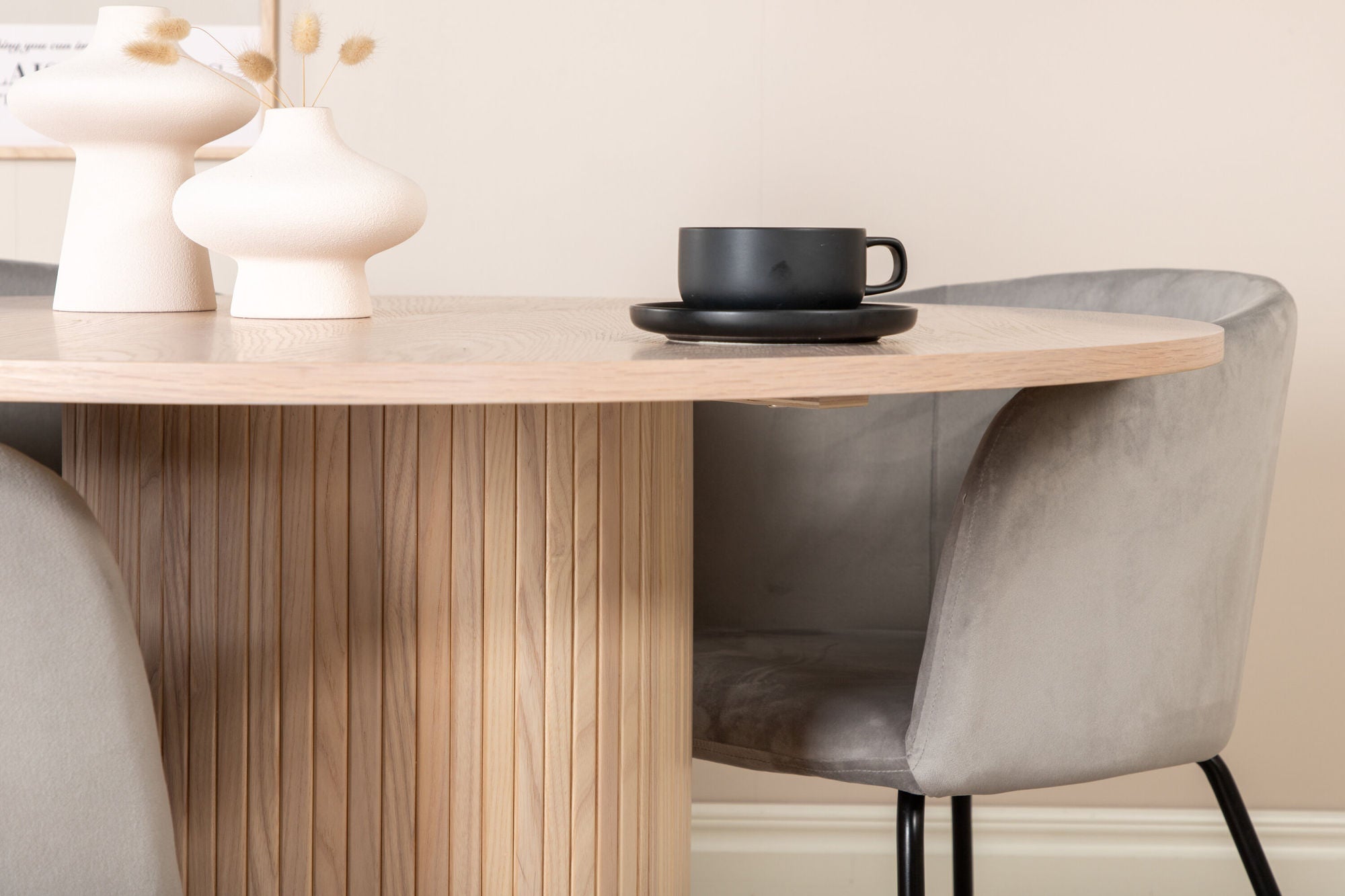 Venture Home Bianca rund spisebord - White Wash / Black Veneer+Berit stol - Black / Light Grey Velvet_4