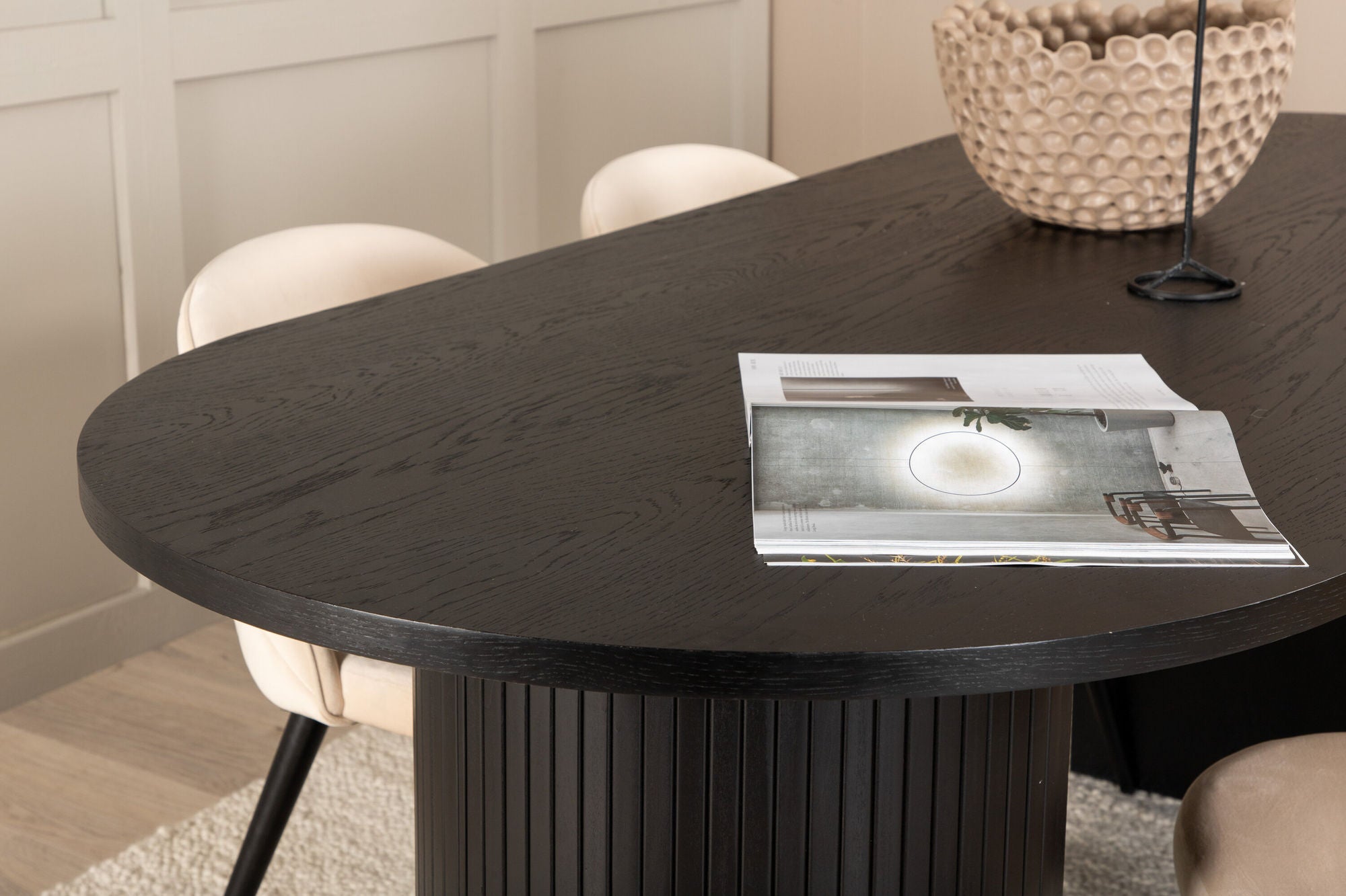 Venture Home Bianca Oval spisebord - Black / Black Veneer+Velvet Stitches stol - Black / Beige Velvet_4