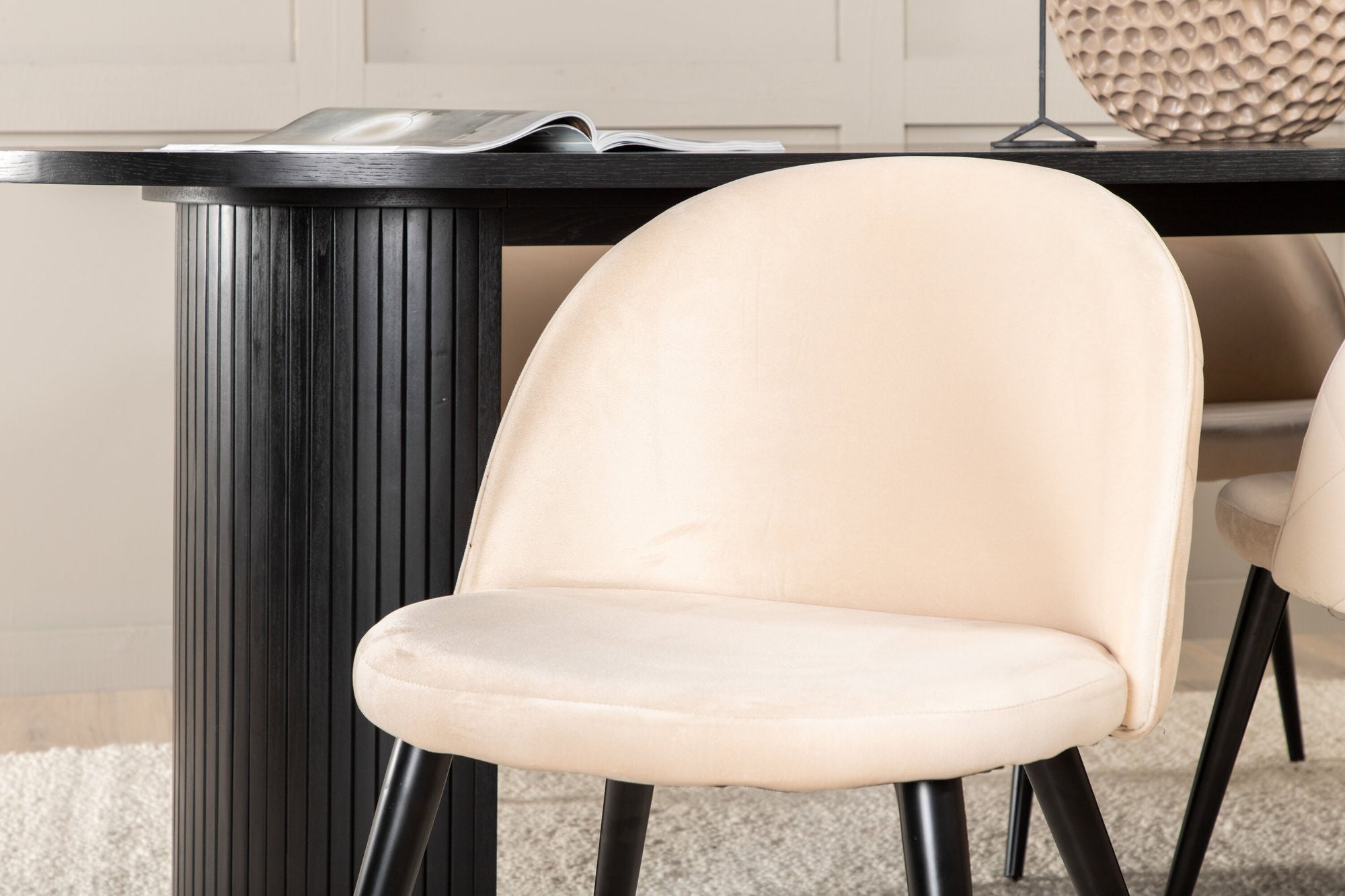 Venture Home Bianca Oval spisebord - Black / Black Veneer+Velvet Stitches stol - Black / Beige Velvet_4