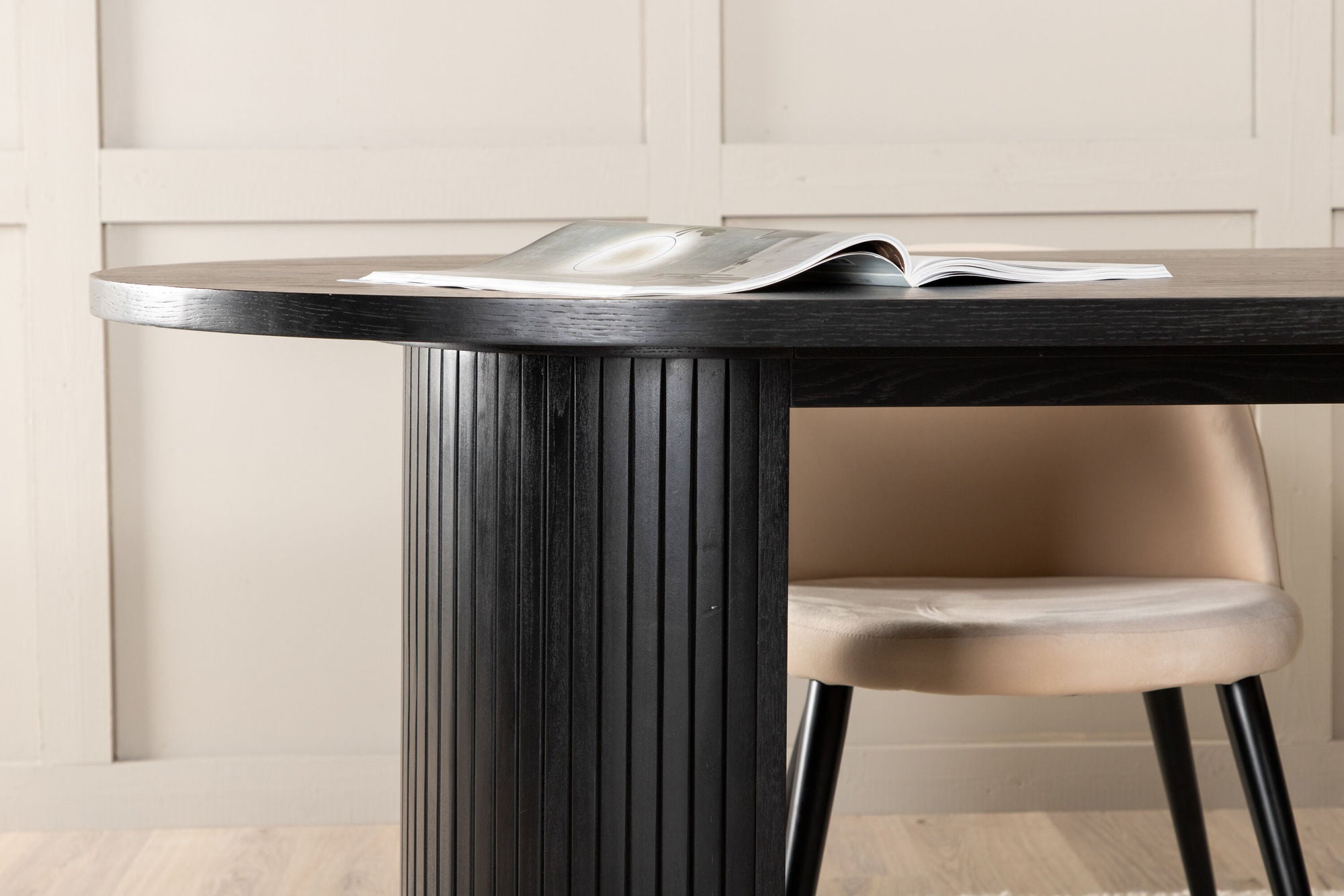 Venture Home Bianca Oval spisebord - Black / Black Veneer+Velvet Stitches stol - Black / Beige Velvet_4