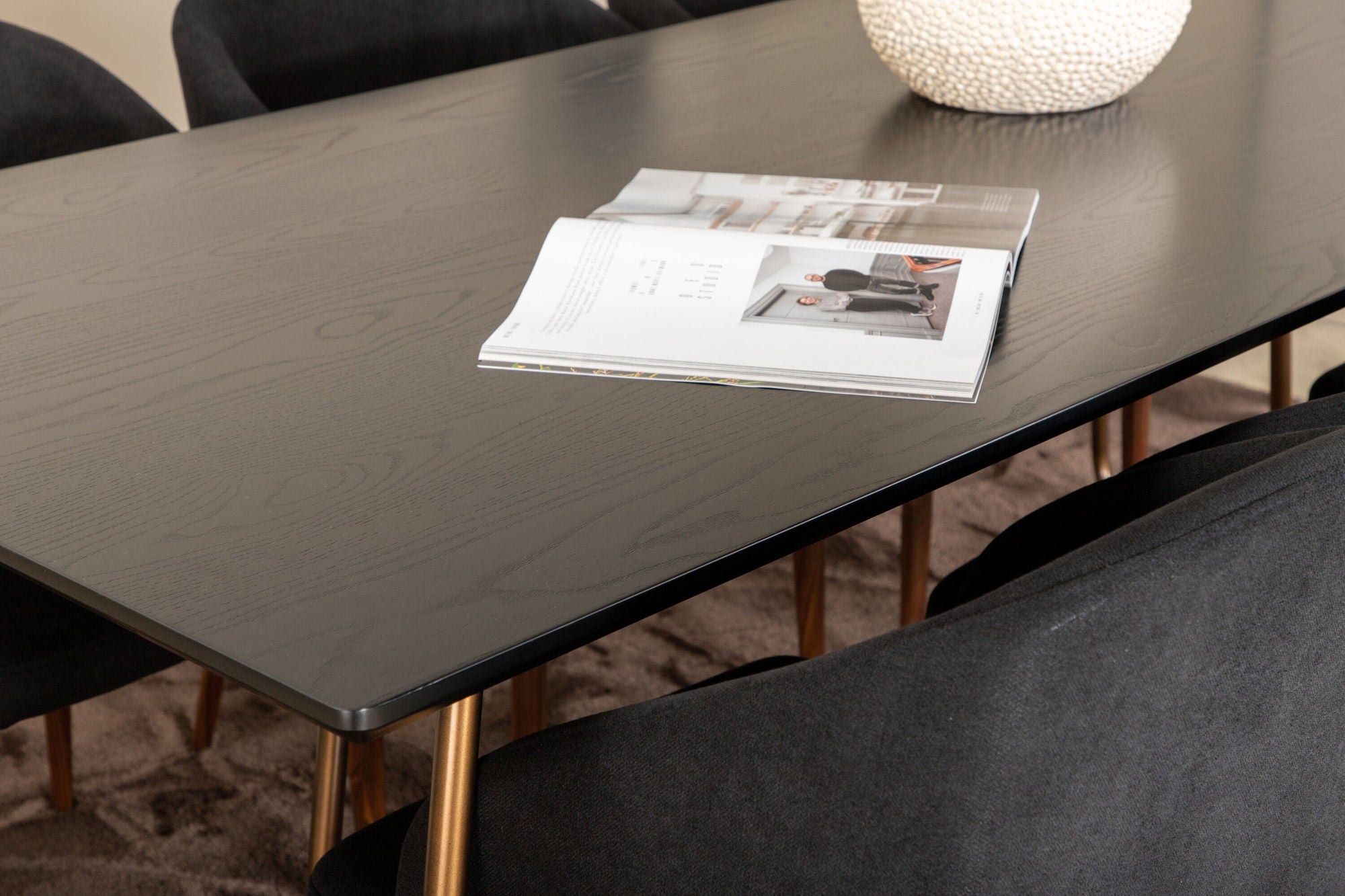Venture Home Petra spisebord , Distressed Copper Black Veneer+Arch Spisebordsstol , Walnut Legs , Black Fabric_6