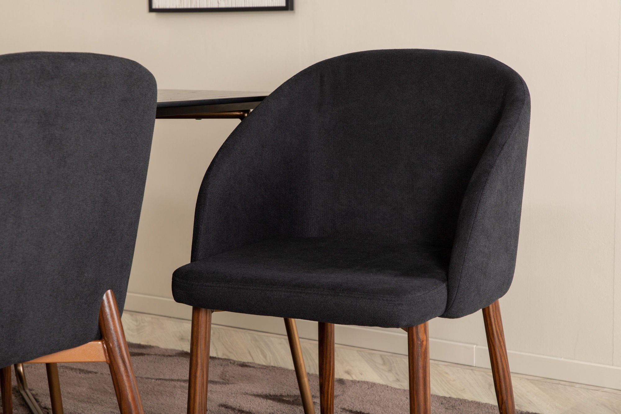 Venture Home Petra spisebord , Distressed Copper Black Veneer+Arch Spisebordsstol , Walnut Legs , Black Fabric_6
