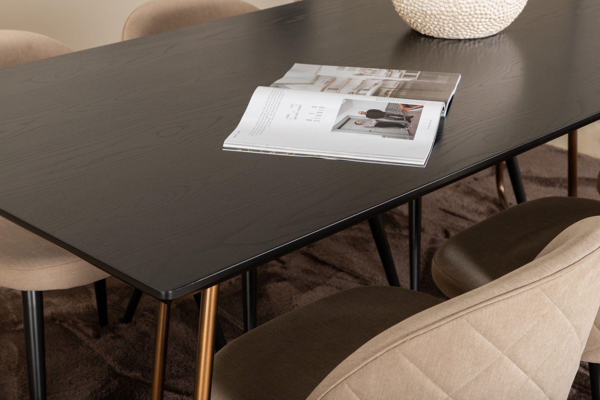 Venture Home Petra spisebord , Distressed Copper Black Veneer+Velvet Stitches stol , Black Beige Fabric (Polyester linen )_6