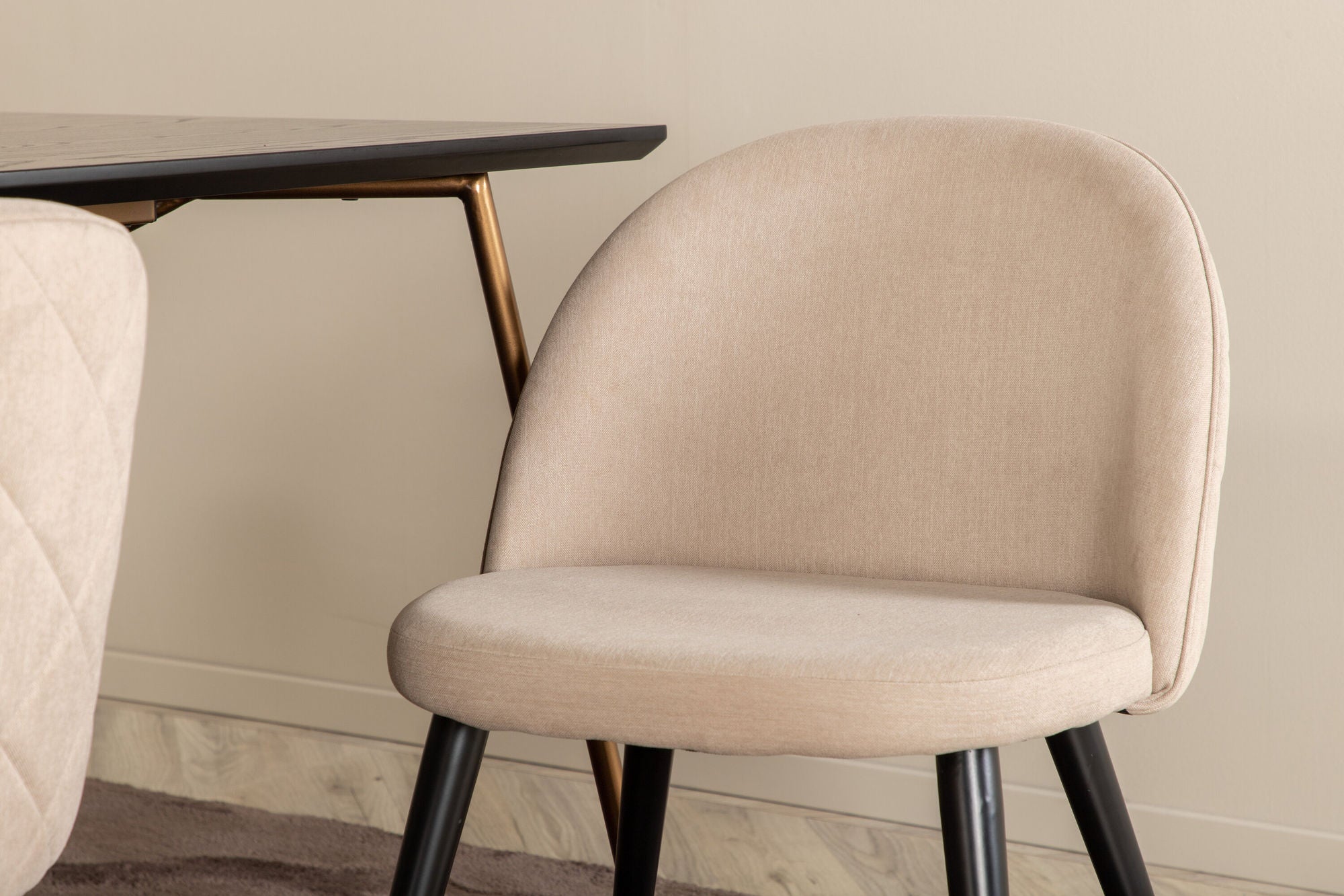 Venture Home Petra spisebord , Distressed Copper Black Veneer+Velvet Stitches stol , Black Beige Fabric (Polyester linen )_6