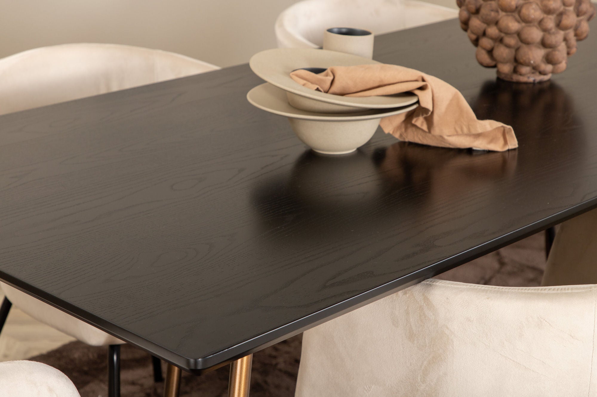 Venture Home Petra spisebord , Distressed Copper Black Veneer+Berit stol , Black Beige Velvet_6
