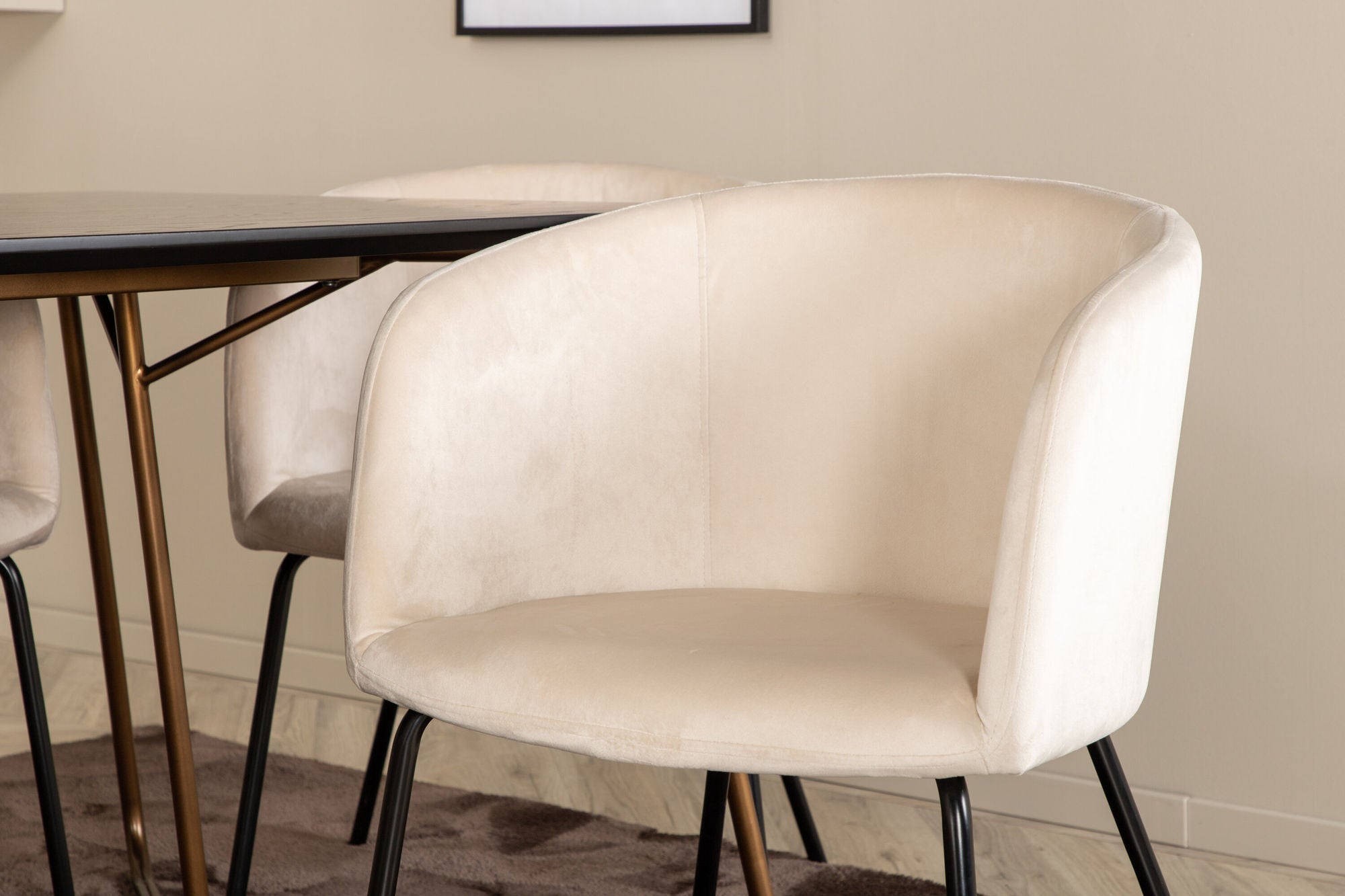 Venture Home Petra spisebord , Distressed Copper Black Veneer+Berit stol , Black Beige Velvet_6