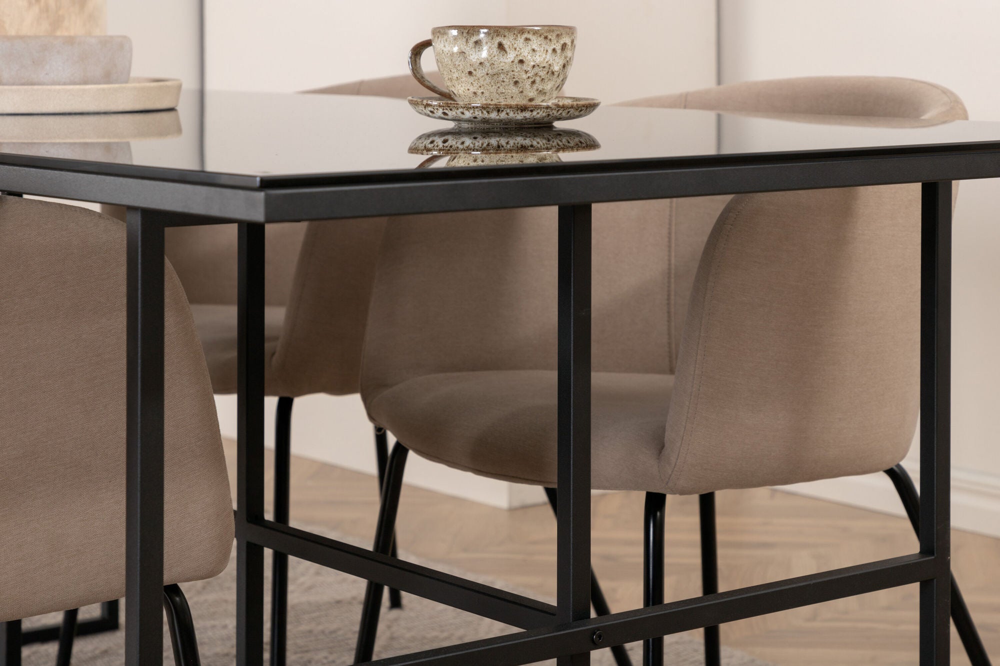 Venture Home Leif spisebord - Black / Black smoked smoked Glass+Berit stol - Black / Beige Fabric (Polyester linen )_4