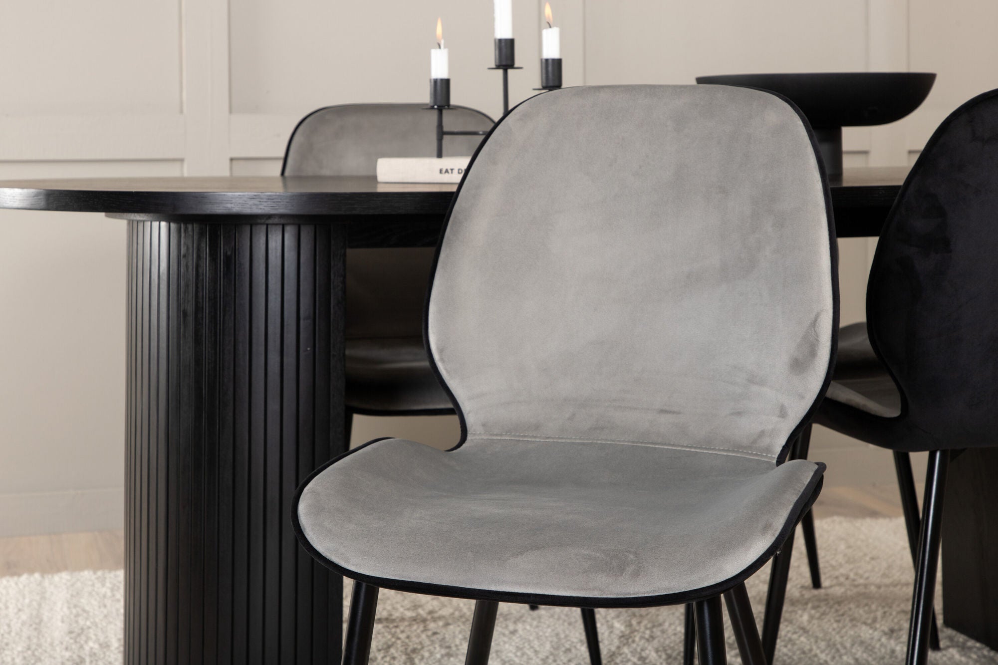 Venture Home Bianca Oval spisebord - Black / Black Veneer+Emma stol - Black / Black and Light Grey Black Velvet in Back Grey Velvet in front_4