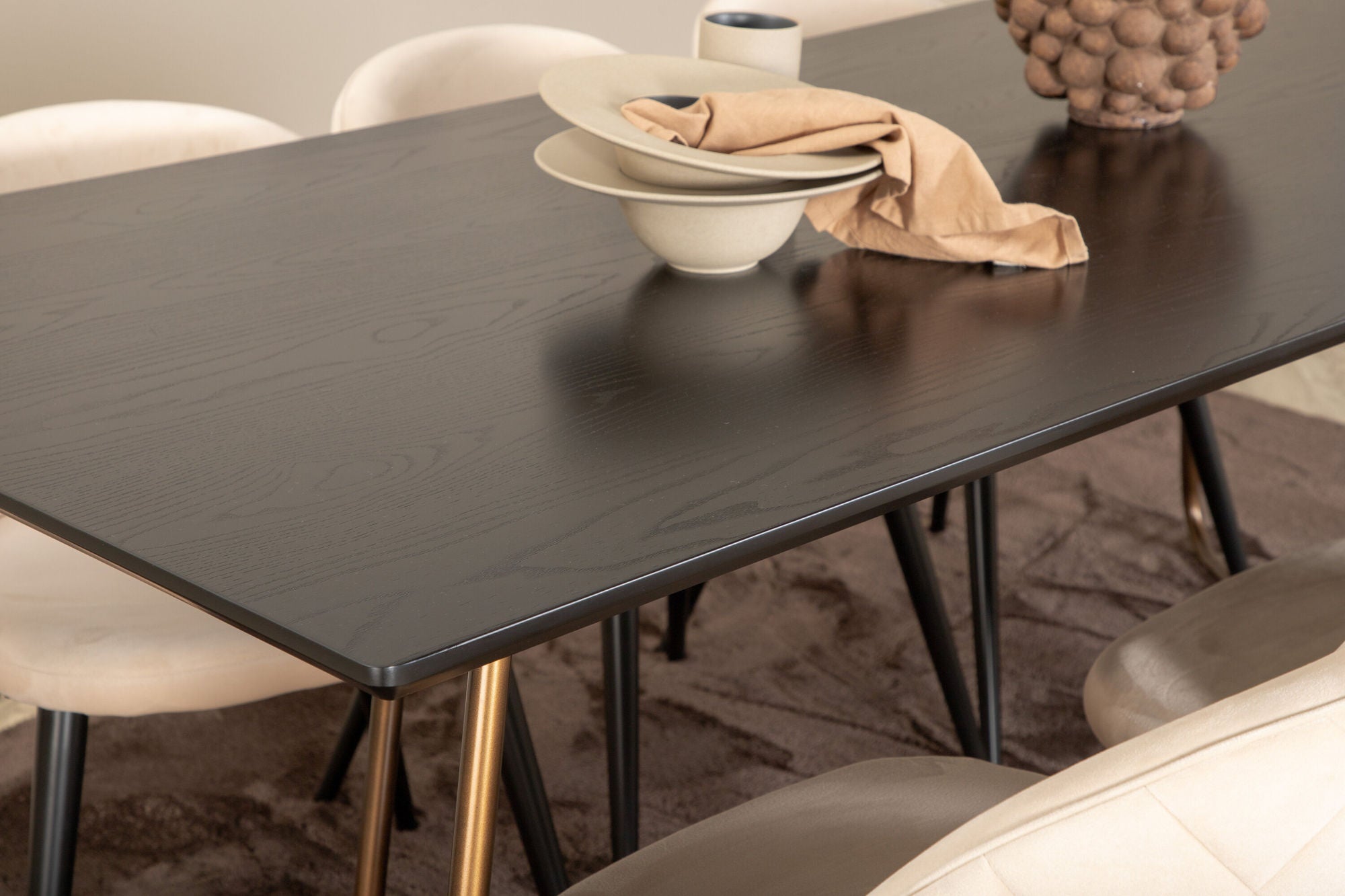 Venture Home Petra spisebord , Distressed Copper Black Veneer+Velvet Stitches stol , Black Beige Velvet_6