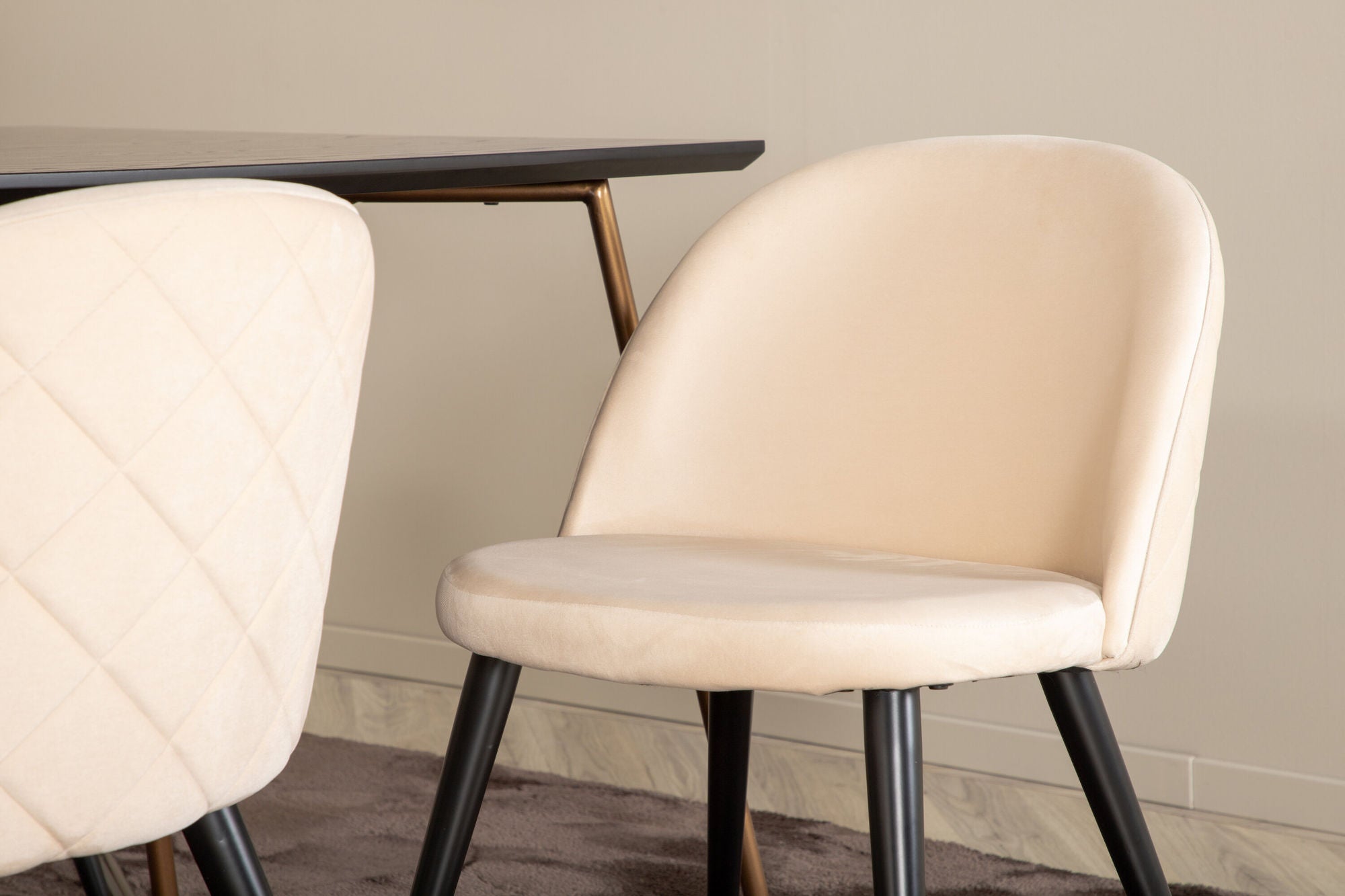 Venture Home Petra spisebord , Distressed Copper Black Veneer+Velvet Stitches stol , Black Beige Velvet_6