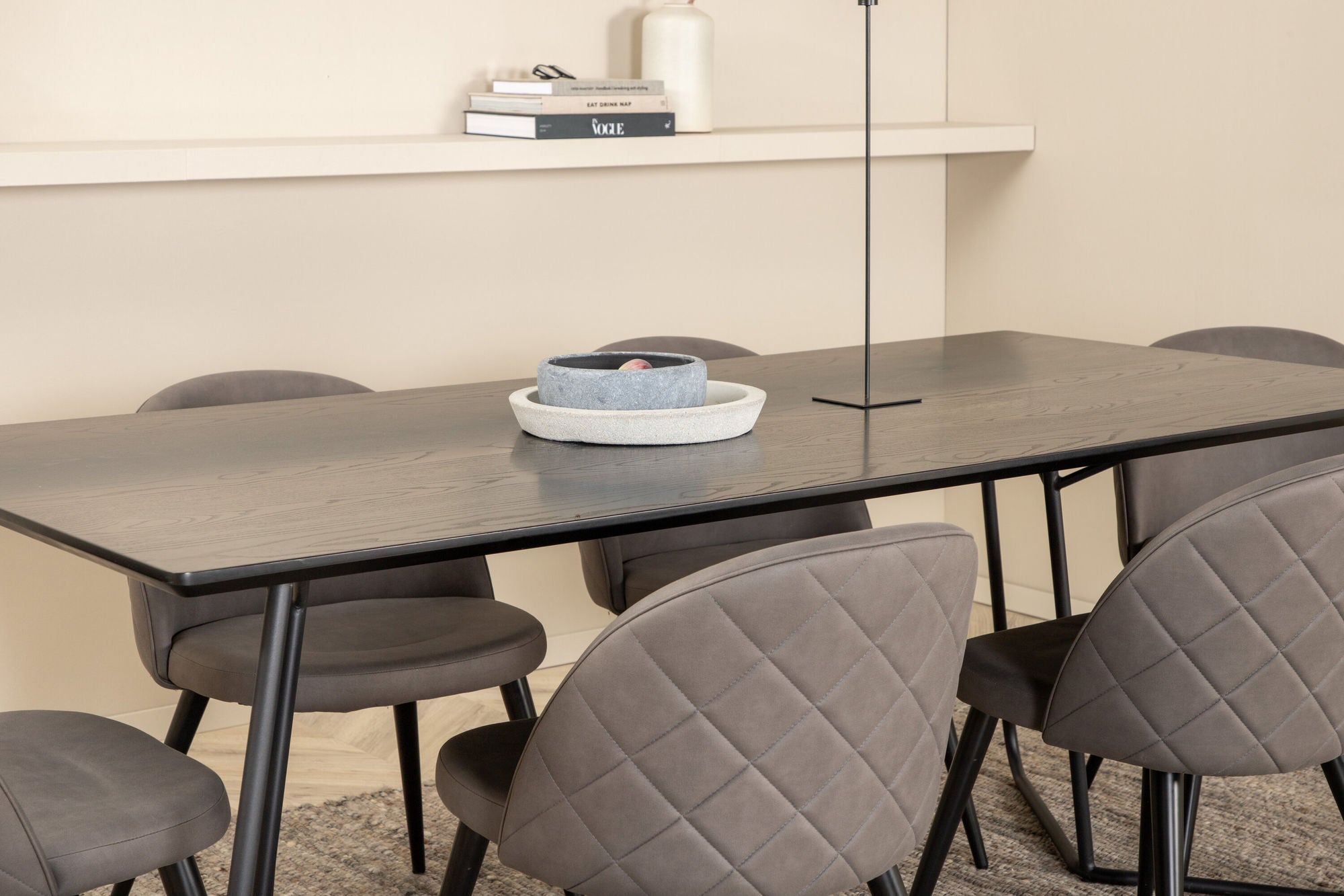 Venture Home Petra spisebord - Black / Black Veneer+Velvet Stitches stol - Black / Grey Micro Fibre_6
