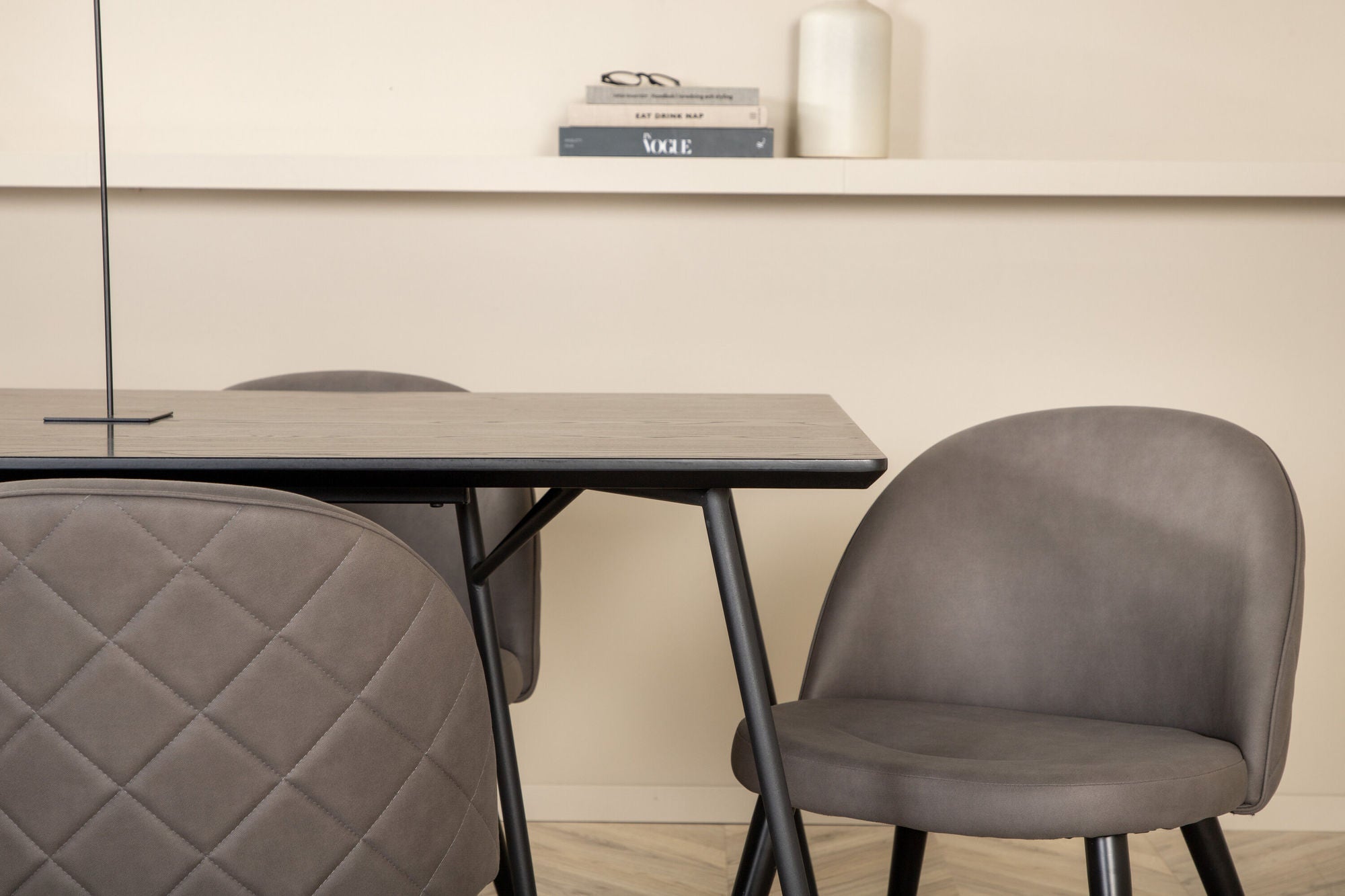 Venture Home Petra spisebord - Black / Black Veneer+Velvet Stitches stol - Black / Grey Micro Fibre_6