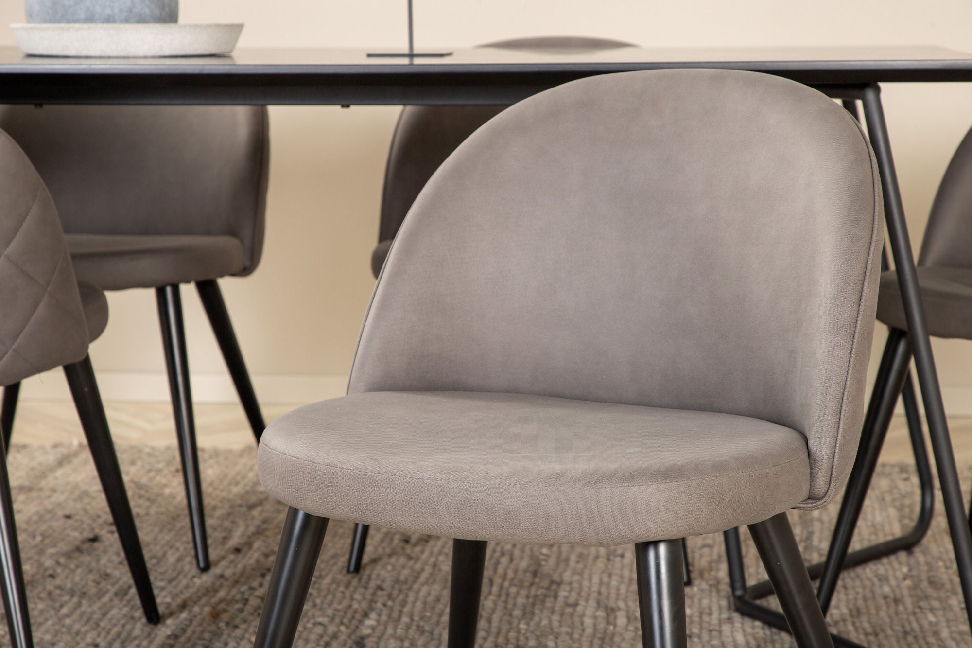 Venture Home Petra spisebord - Black / Black Veneer+Velvet Stitches stol - Black / Grey Micro Fibre_6