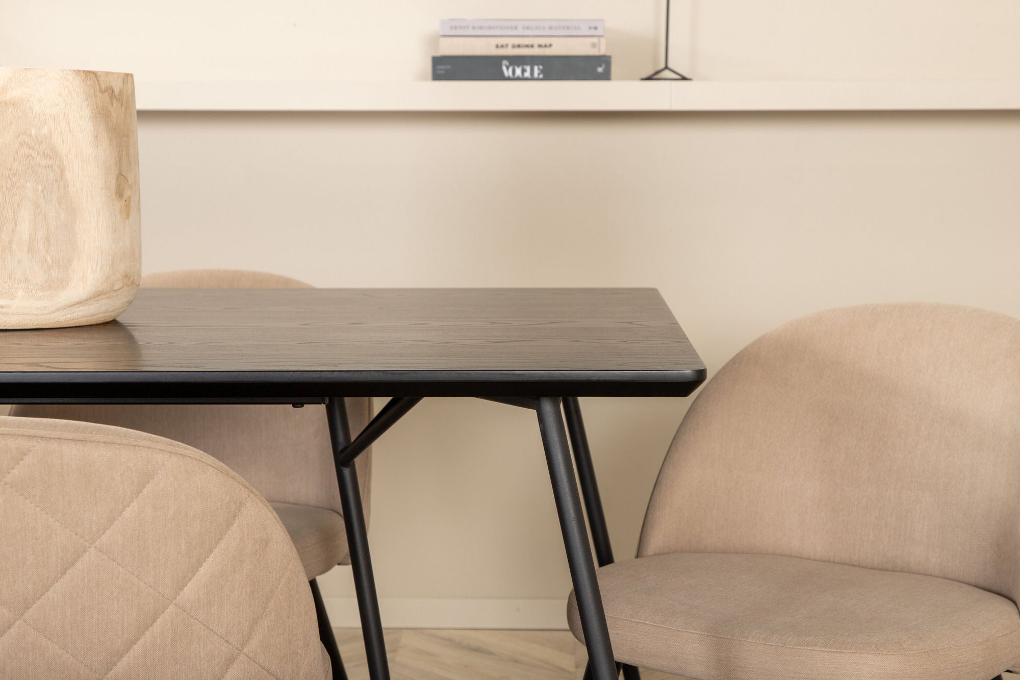 Venture Home Petra spisebord - Black / Black Veneer+Velvet Stitches stol - Black / Beige Fabric (Polyester linen )_6