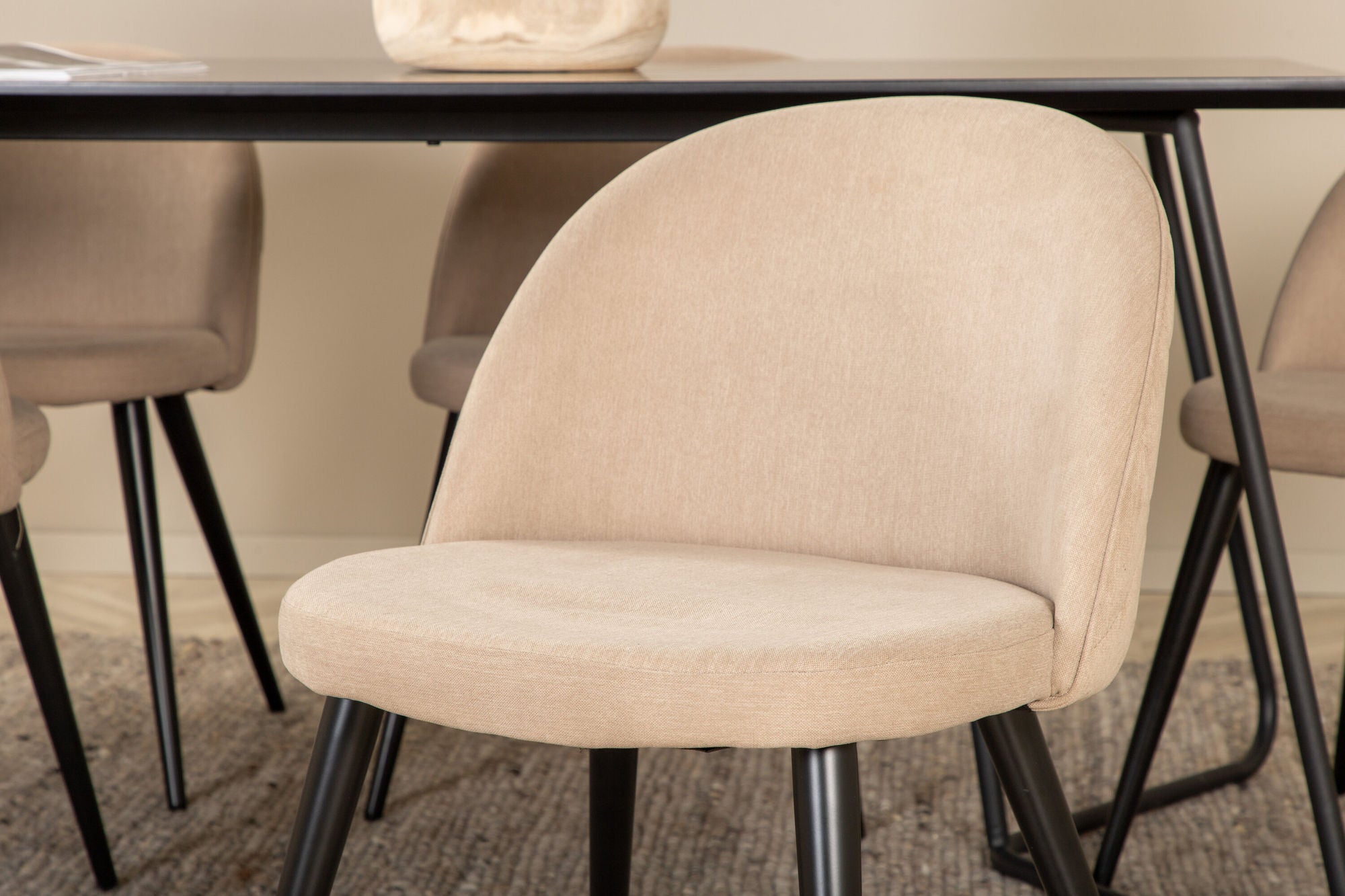 Venture Home Petra spisebord - Black / Black Veneer+Velvet Stitches stol - Black / Beige Fabric (Polyester linen )_6