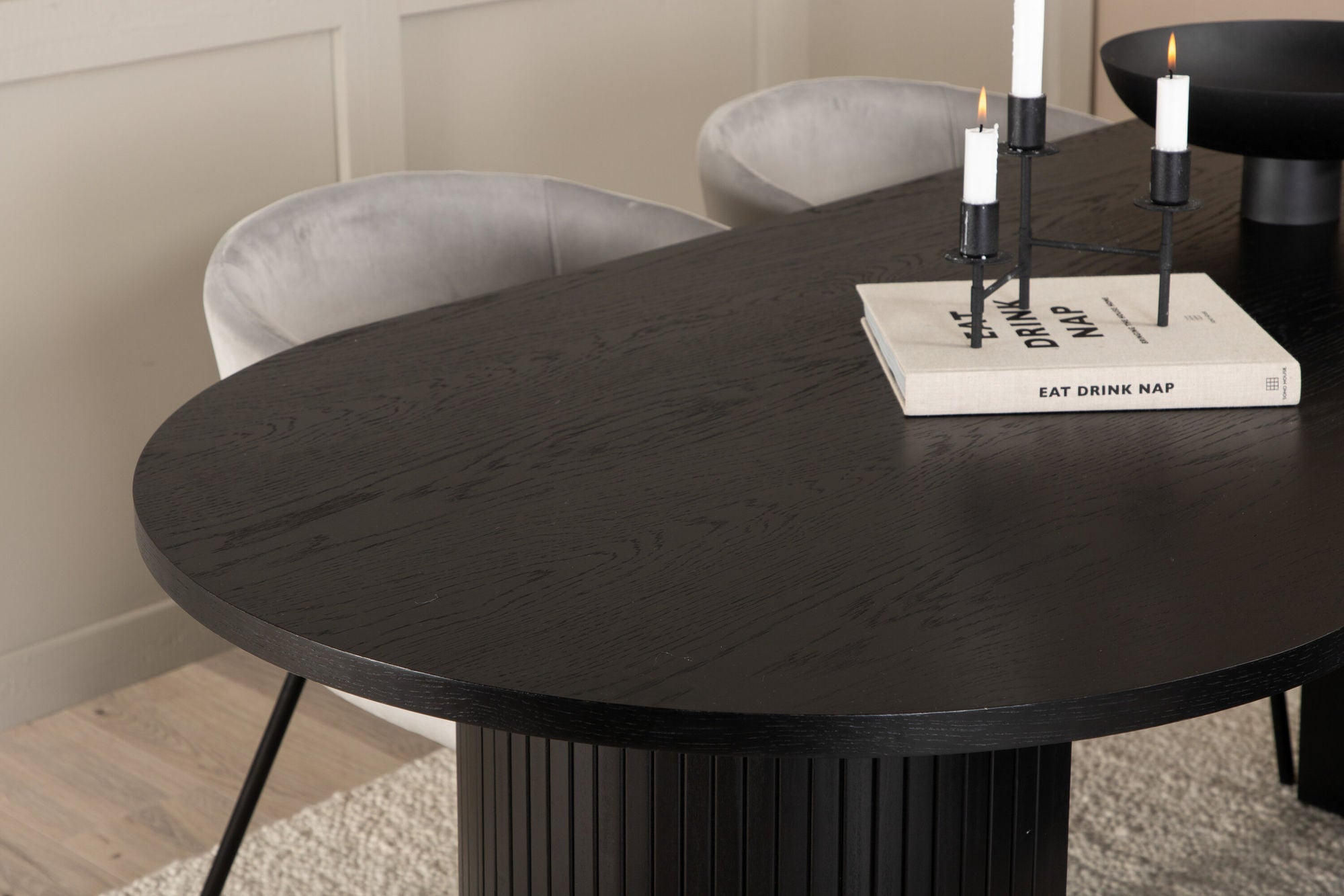 Venture Home Bianca Oval spisebord - Black / Black Veneer+Berit stol - Black / Light Grey Velvet_4