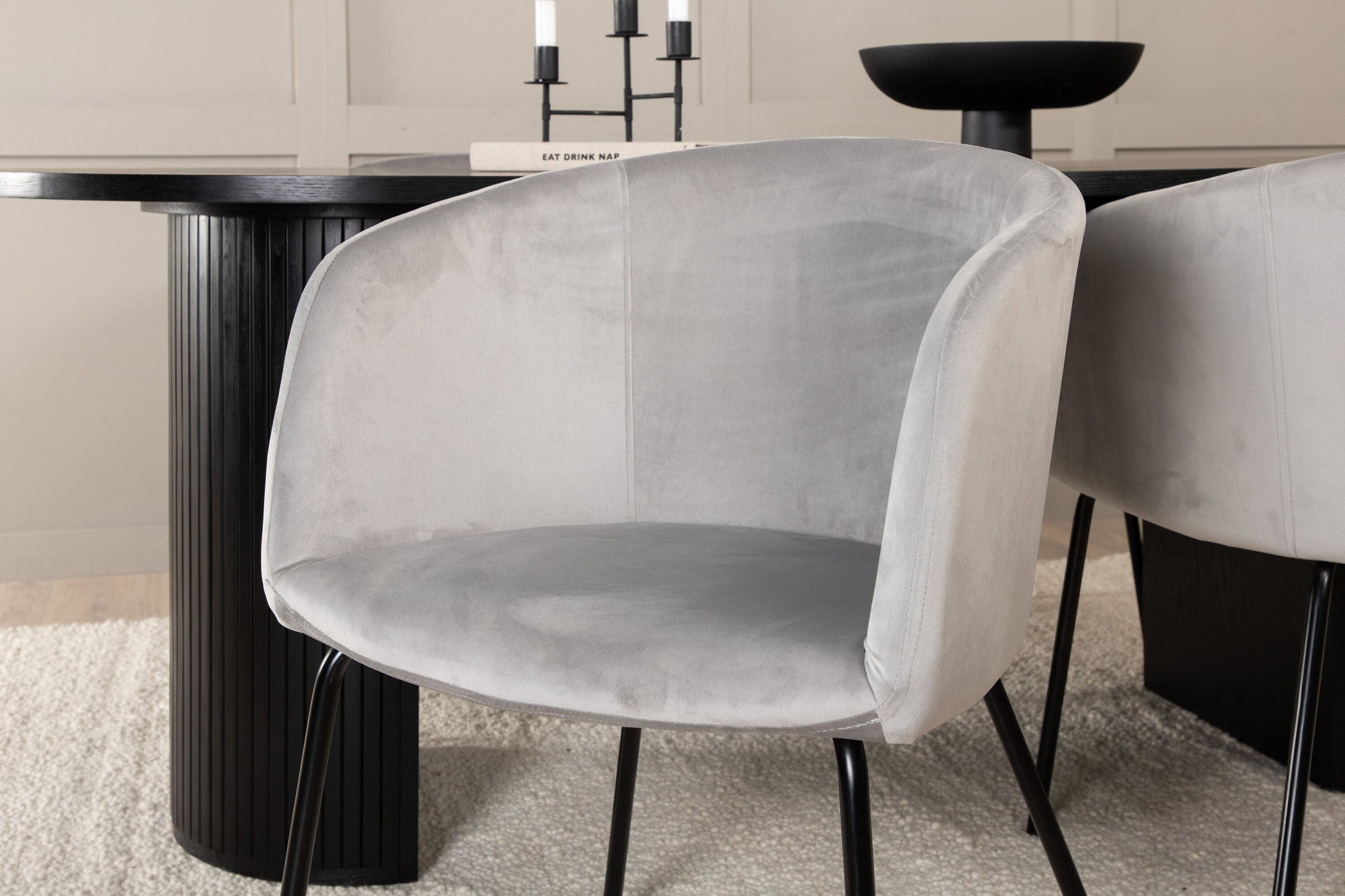 Venture Home Bianca Oval spisebord - Black / Black Veneer+Berit stol - Black / Light Grey Velvet_4