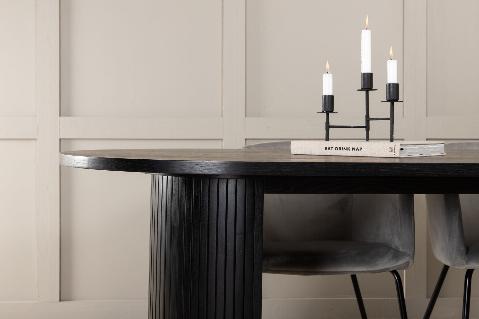 Venture Home Bianca Oval spisebord - Black / Black Veneer+Berit stol - Black / Light Grey Velvet_4