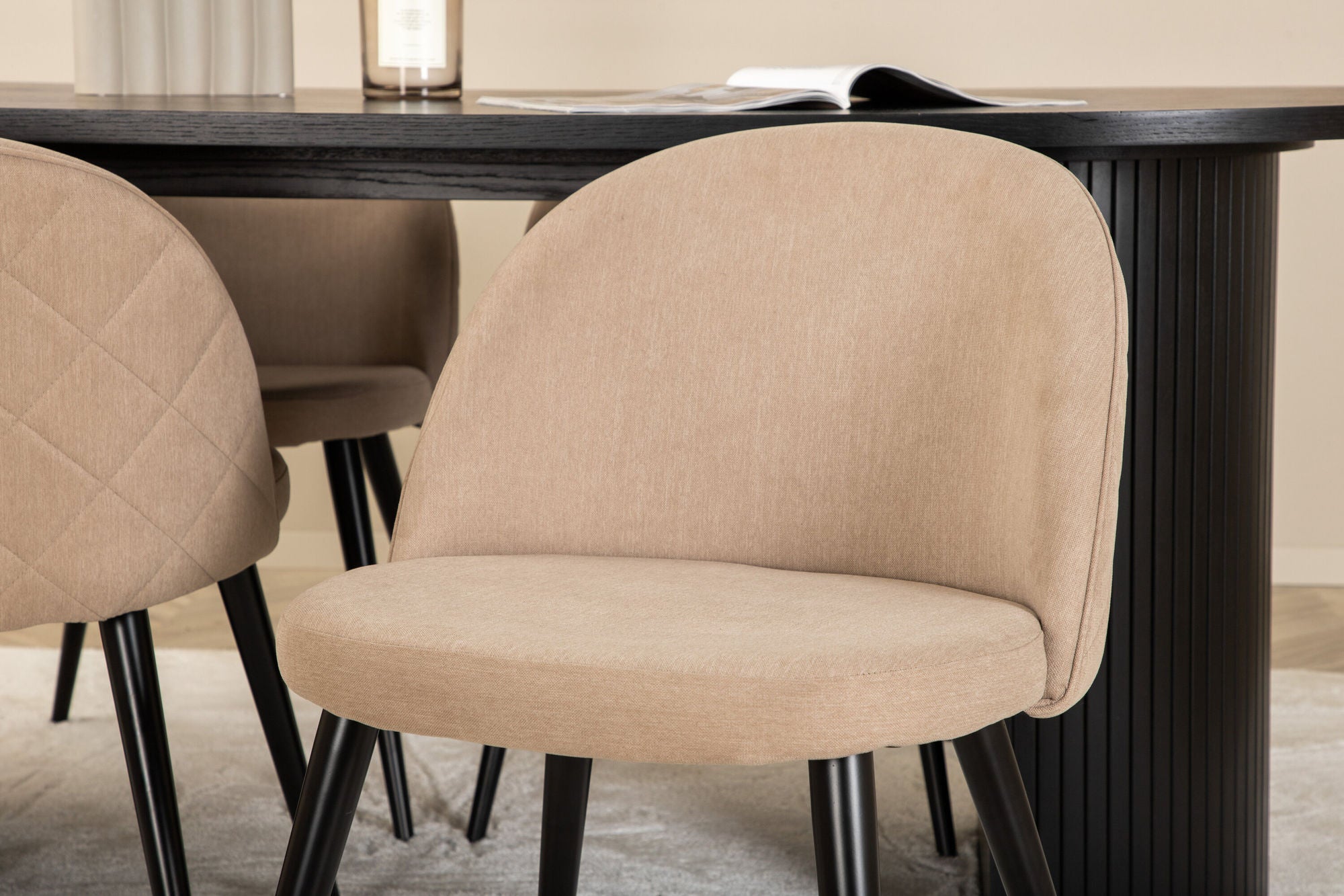 Venture Home Bianca Oval spisebord - Black / Black Veneer+Velvet Stitches stol - Black / Beige Fabric (Polyester linen )_4