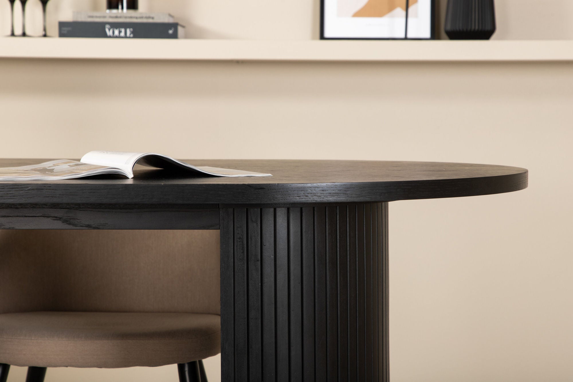 Venture Home Bianca Oval spisebord - Black / Black Veneer+Velvet Stitches stol - Black / Beige Fabric (Polyester linen )_4