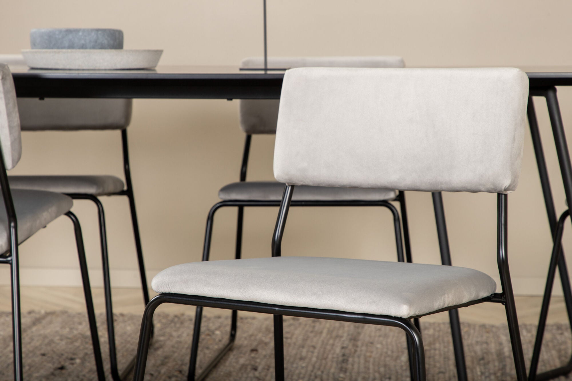 Venture Home Petra spisebord - Black / Black Veneer+Kenth stol - Black / Light Grey Velvet_6