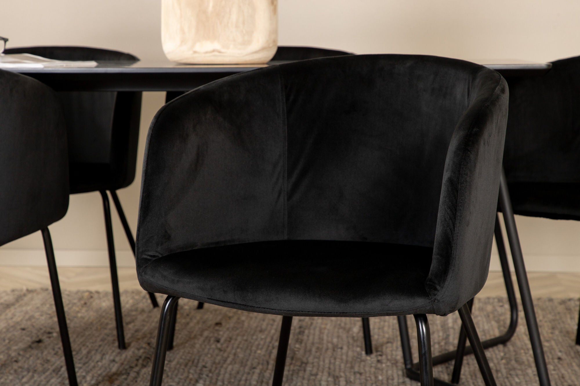 Venture Home Petra spisebord - Black / Black Veneer+Berit stol - Black / Black Velvet_6