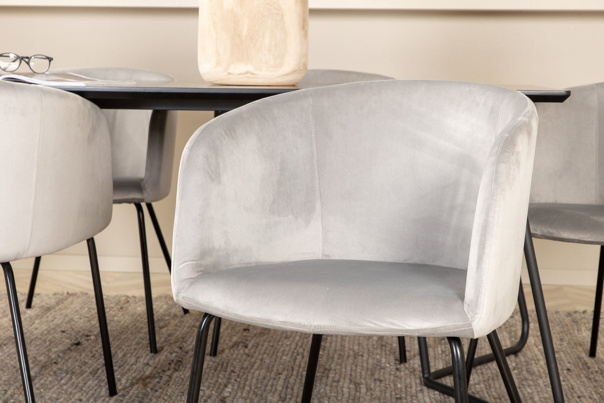 Venture Home Petra spisebord - Black / Black Veneer+Berit stol - Black / Light Grey Velvet_6