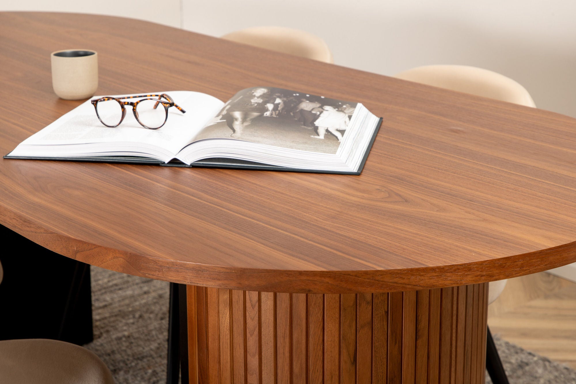 Venture Home Bianca Oval spisebord , Walnut Black Veneer+Velvet Stitches stol , Black Beige Velvet_4